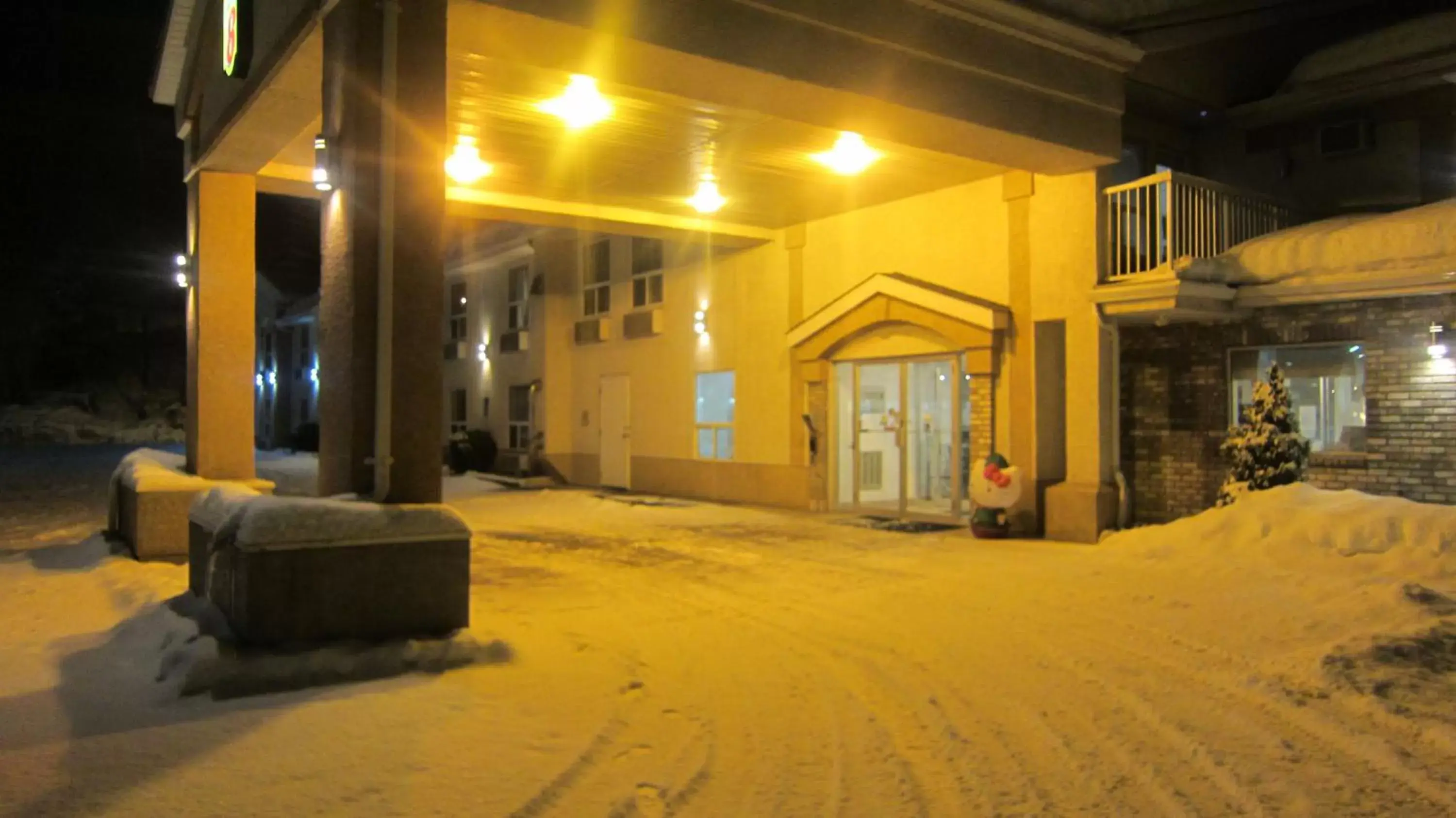 Facade/entrance, Property Building in Super 8 by Wyndham Revelstoke BC