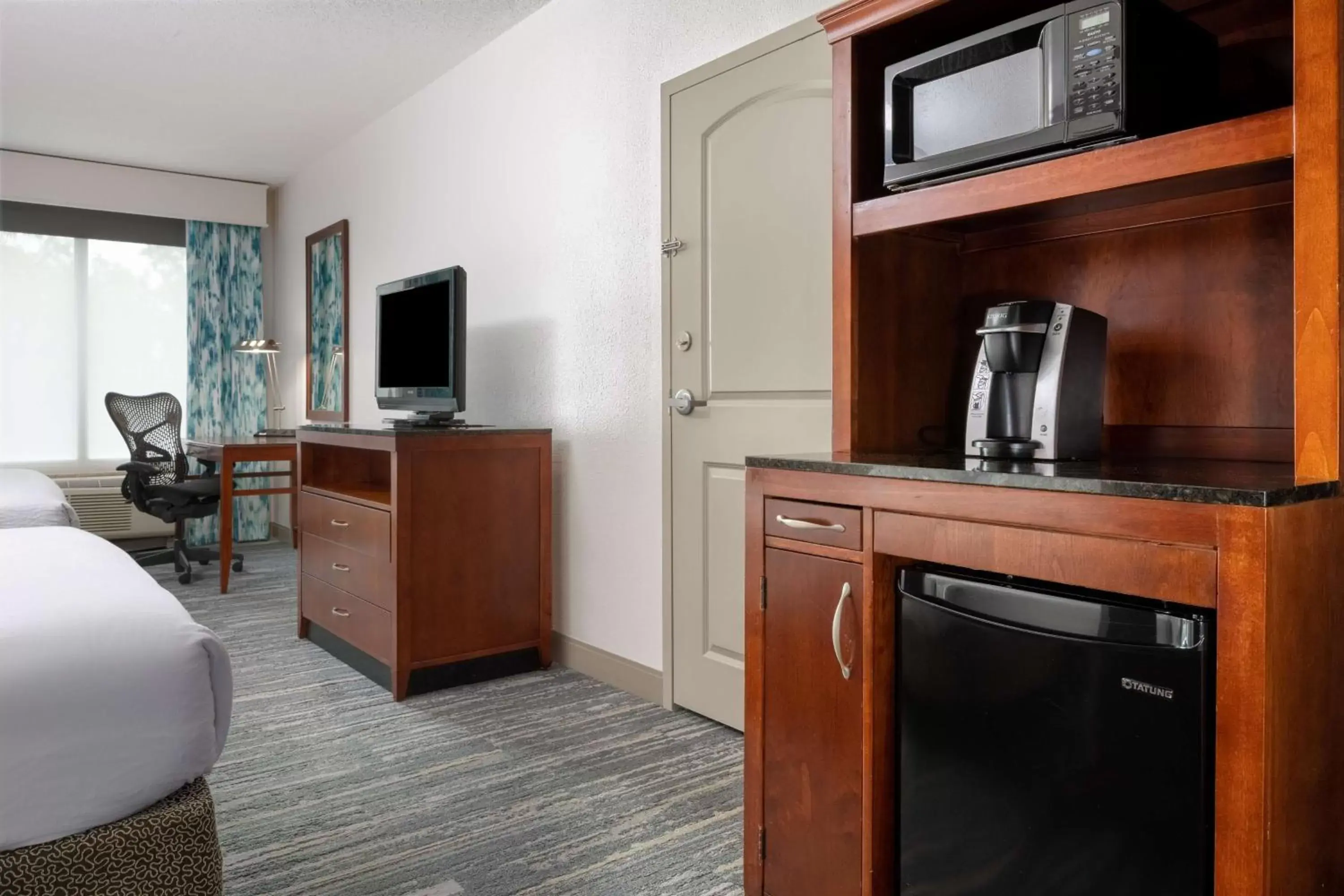 Bedroom, Kitchen/Kitchenette in Hilton Garden Inn Mystic/Groton