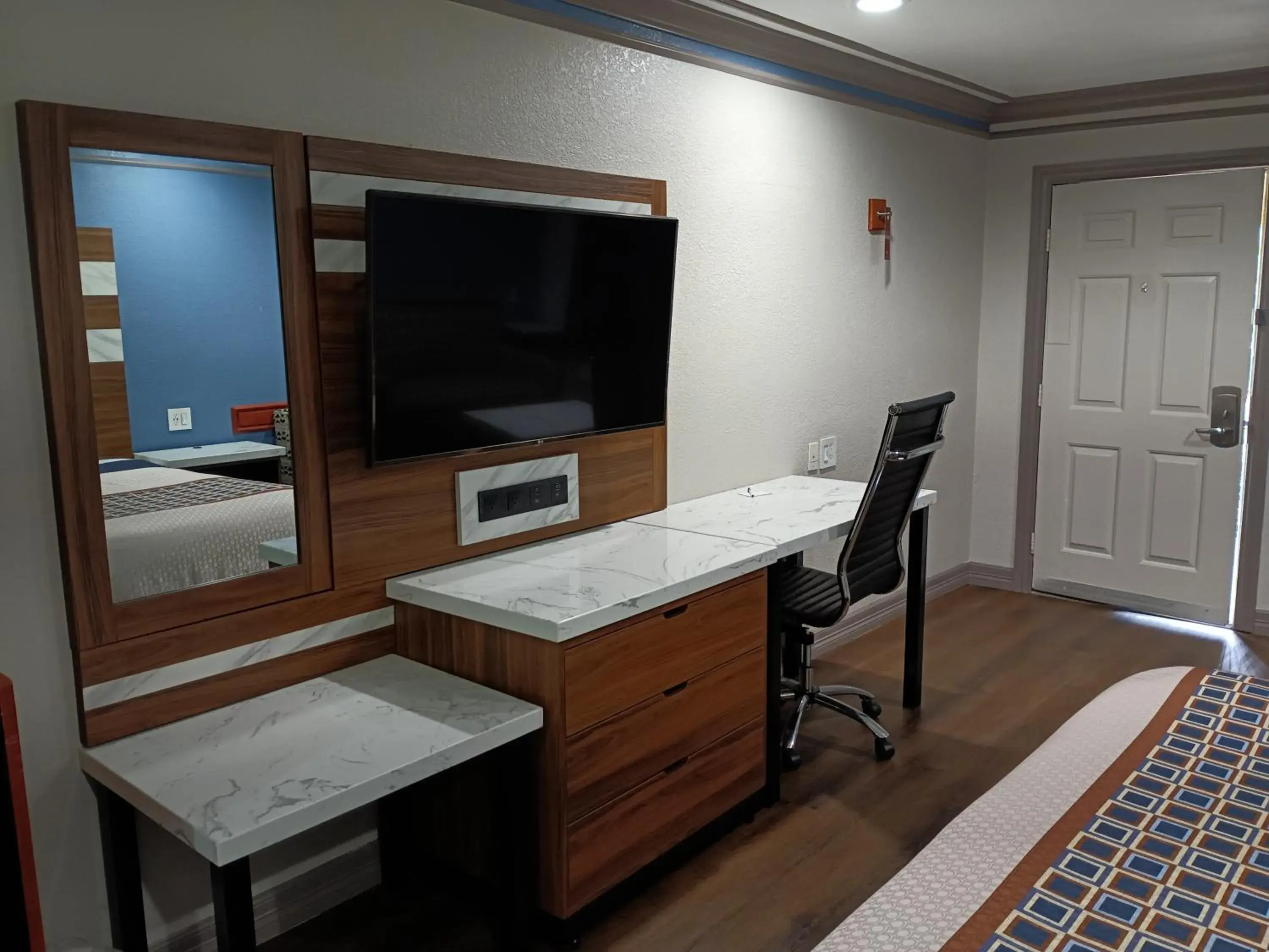 TV and multimedia, TV/Entertainment Center in Americas Best Value Inn & Suites Alvin Houston