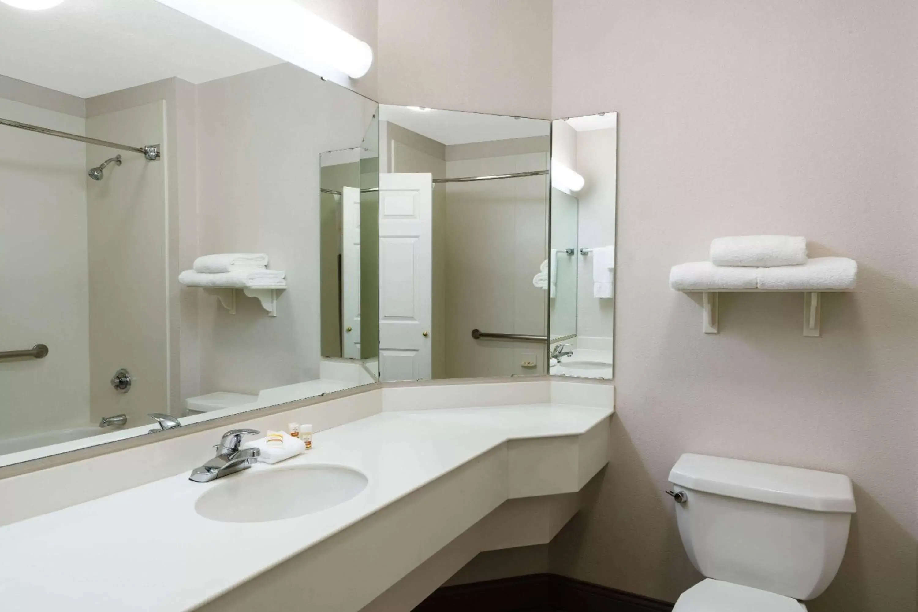 TV and multimedia, Bathroom in La Quinta by Wyndham Pueblo