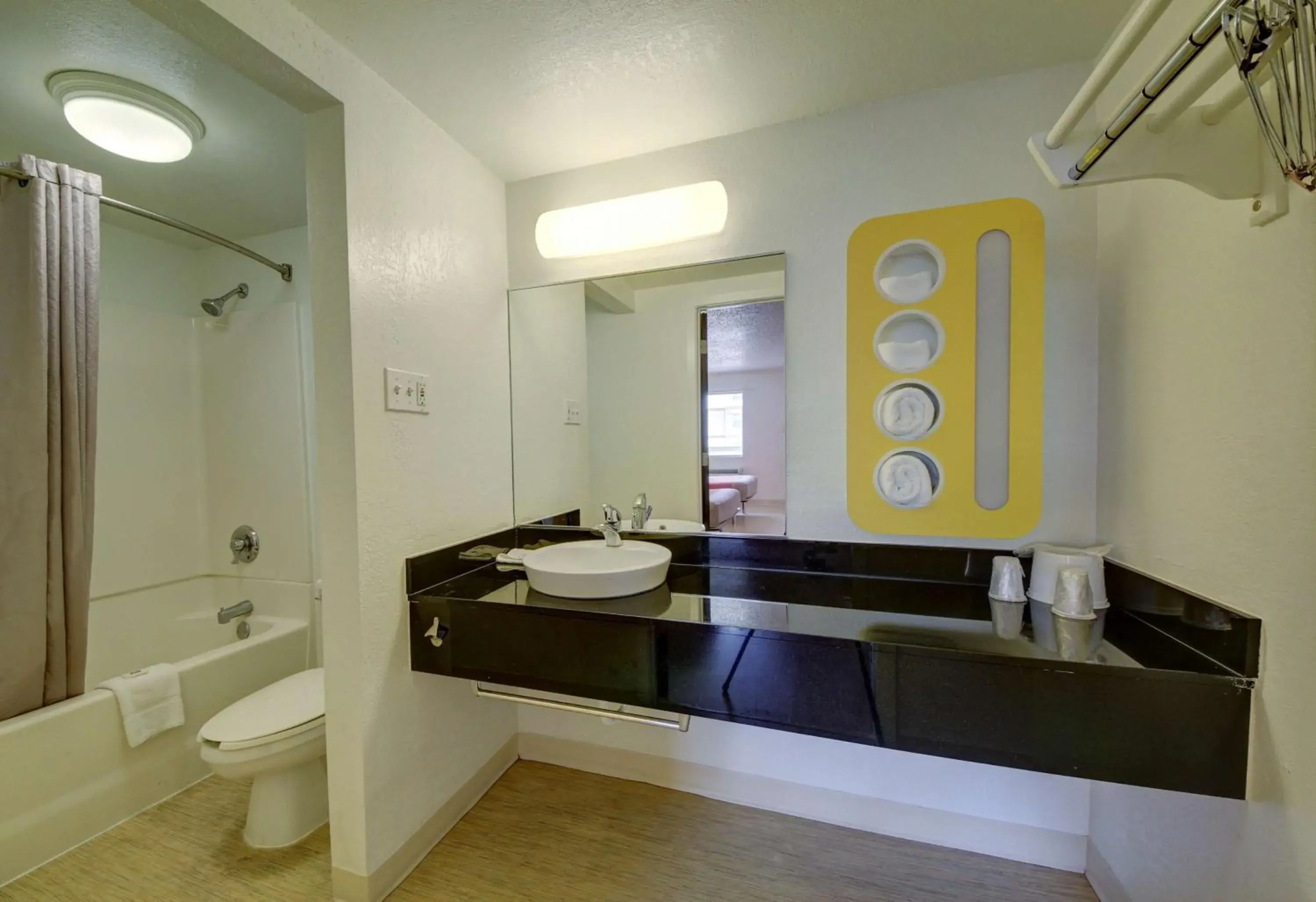 Shower, Bathroom in Motel 6-San Antonio, TX - Downtown - Market Square