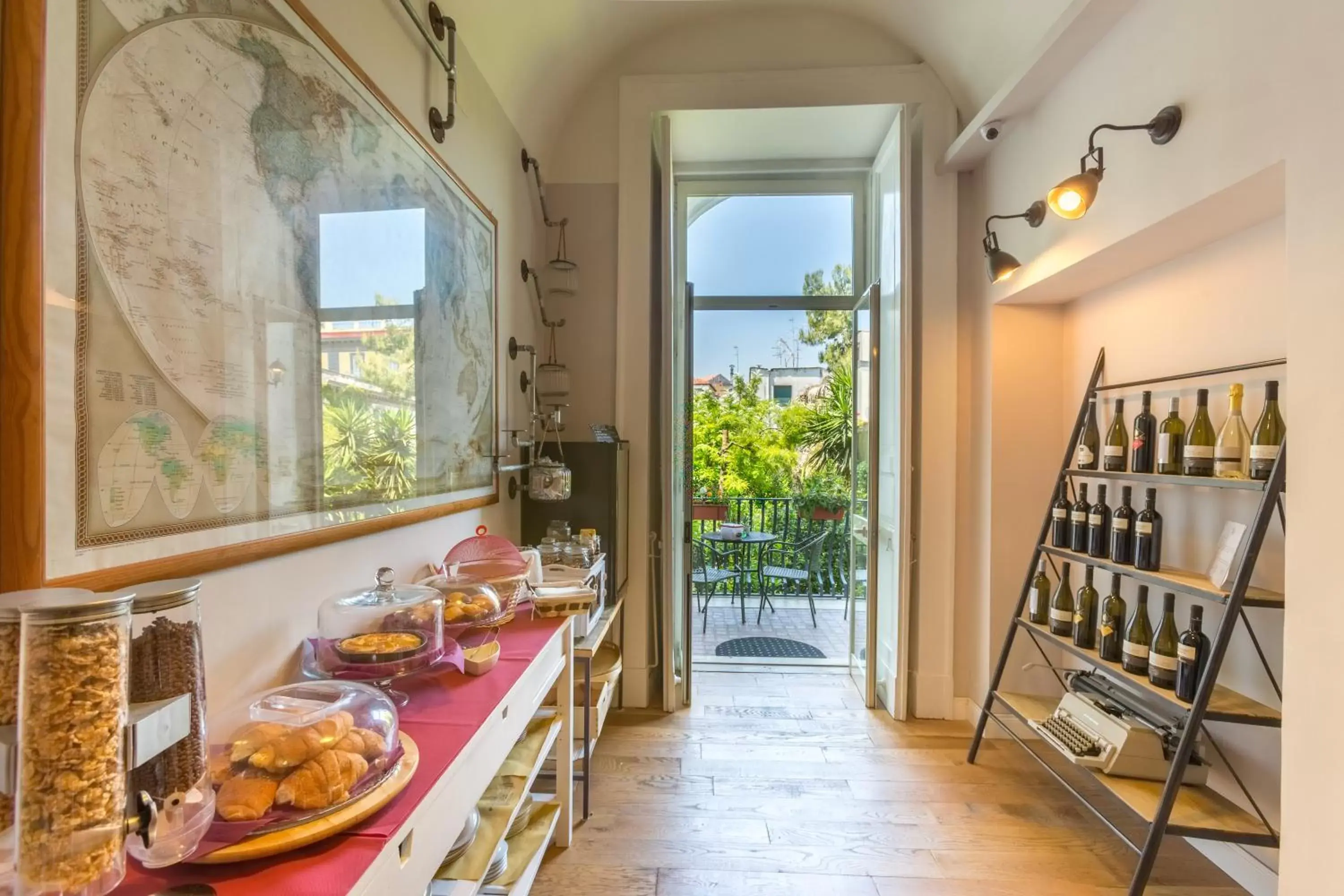 Food and drinks in The Bellini House by House In Naples
