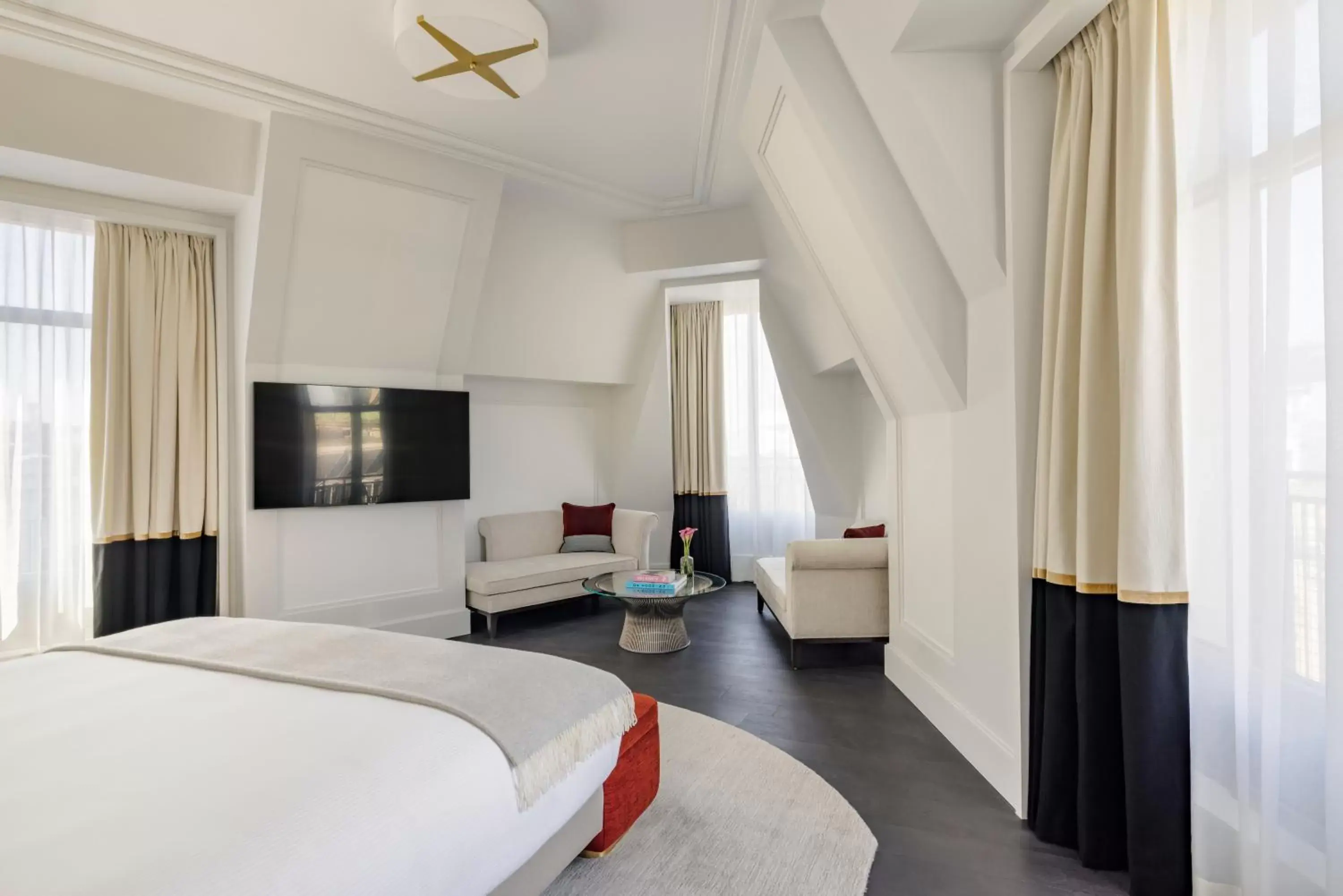 Bedroom, Bed in Kimpton - St Honoré Paris, an IHG Hotel