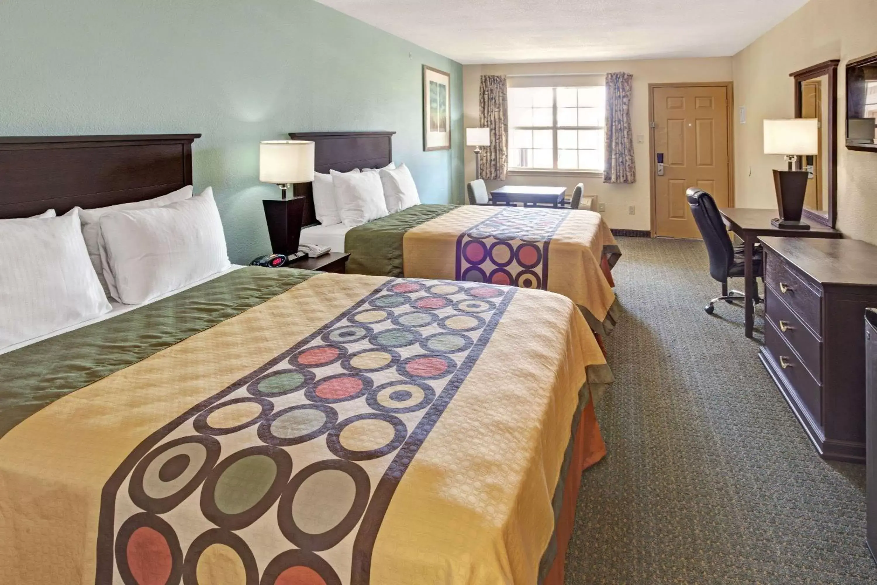 Photo of the whole room in Super 8 by Wyndham Dallas East
