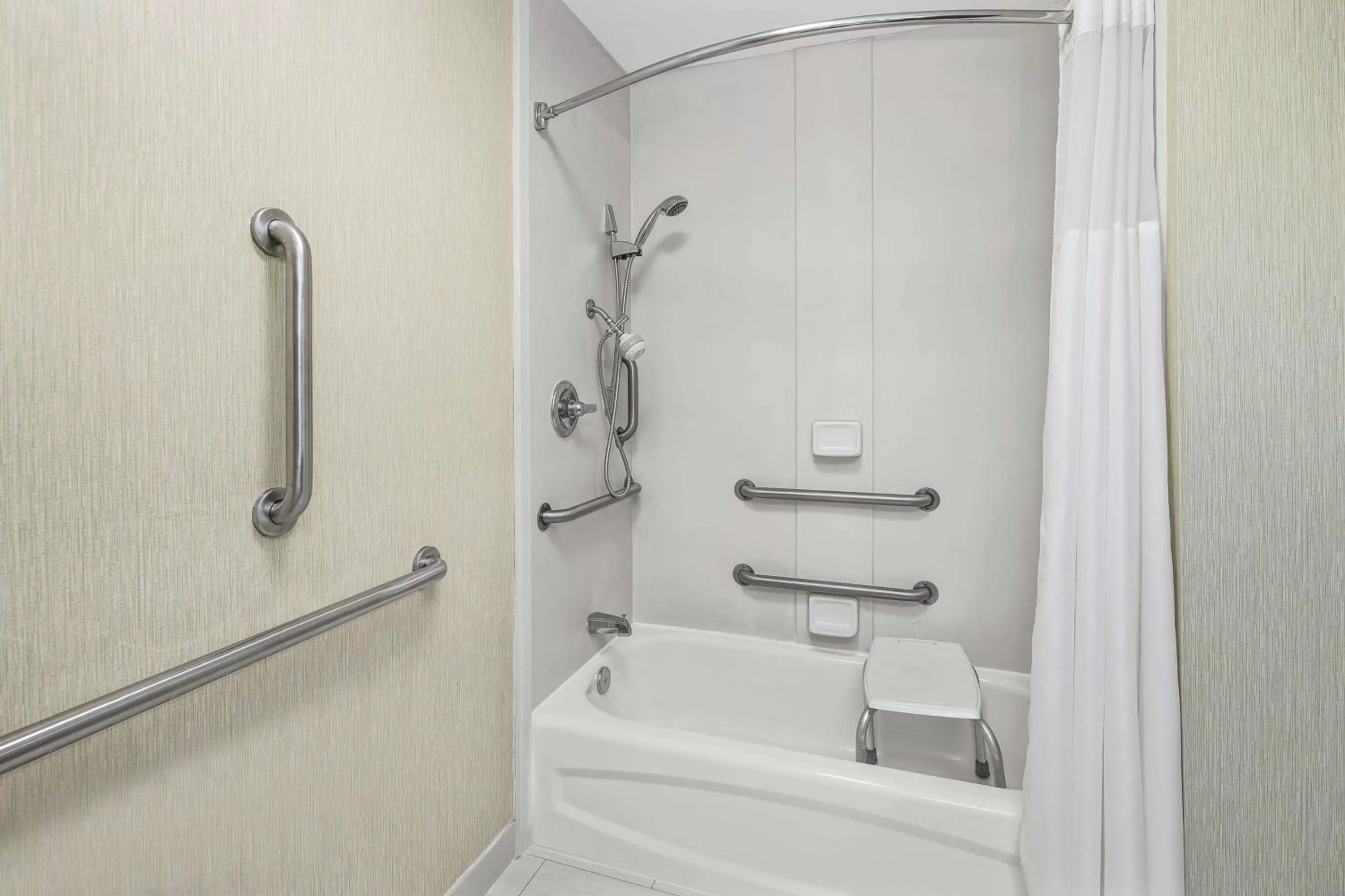 Bathroom in Hampton Inn Richmond-SW Hull Street