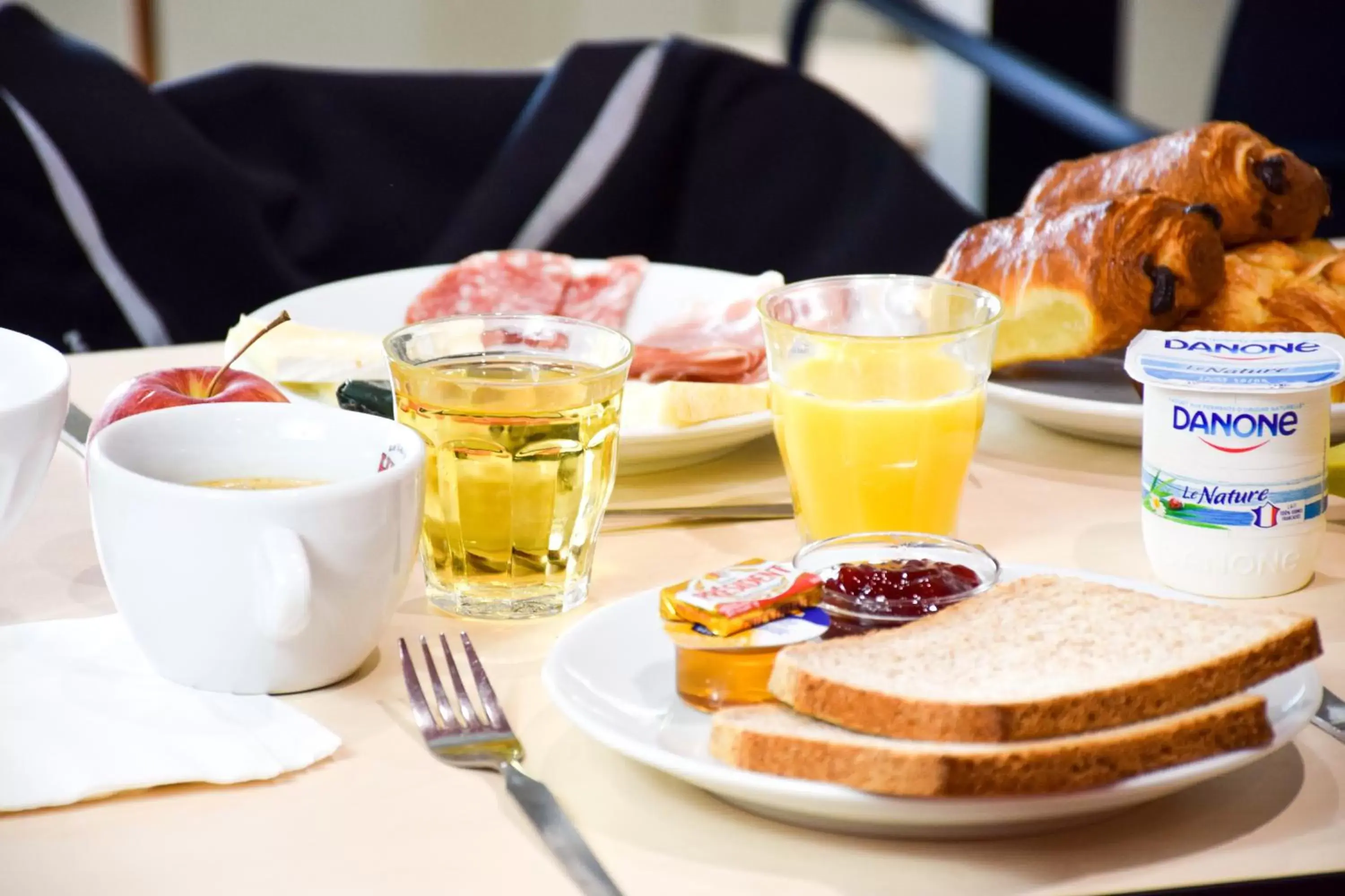 Buffet breakfast in ibis Budget Millau Viaduc