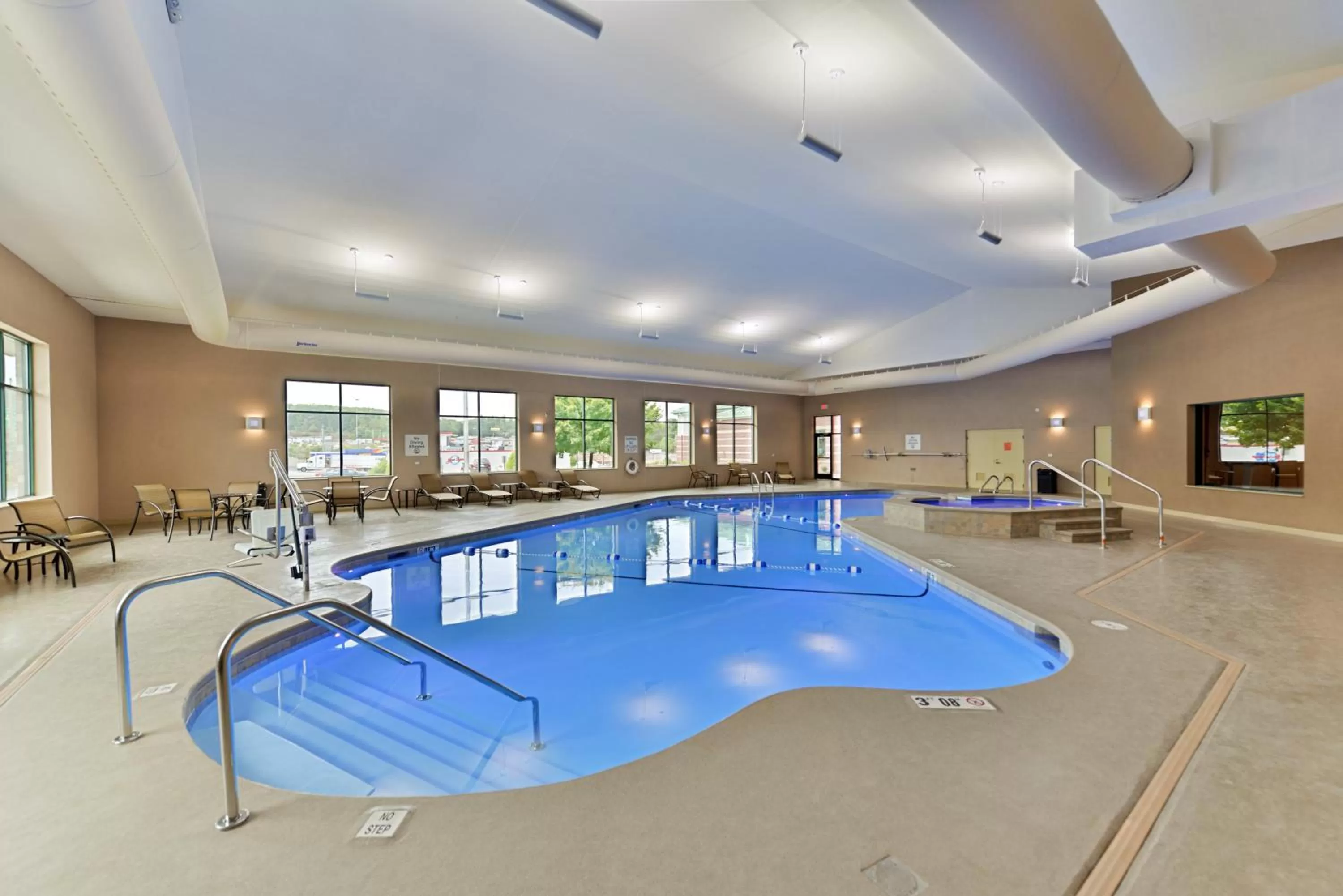 Swimming pool in Holiday Inn Express Breezewood by IHG