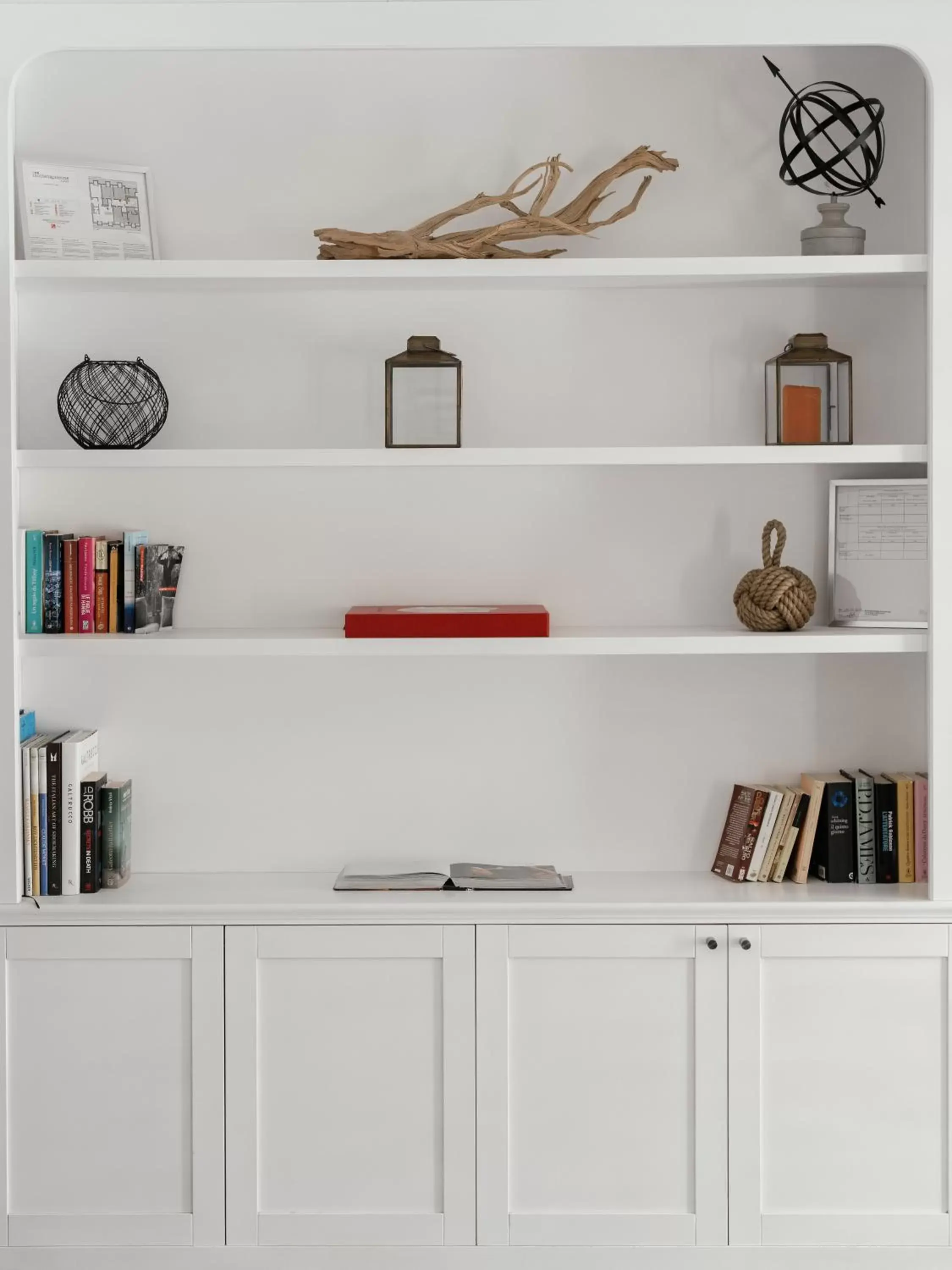 Library, Kitchen/Kitchenette in Montenapoleone Suites