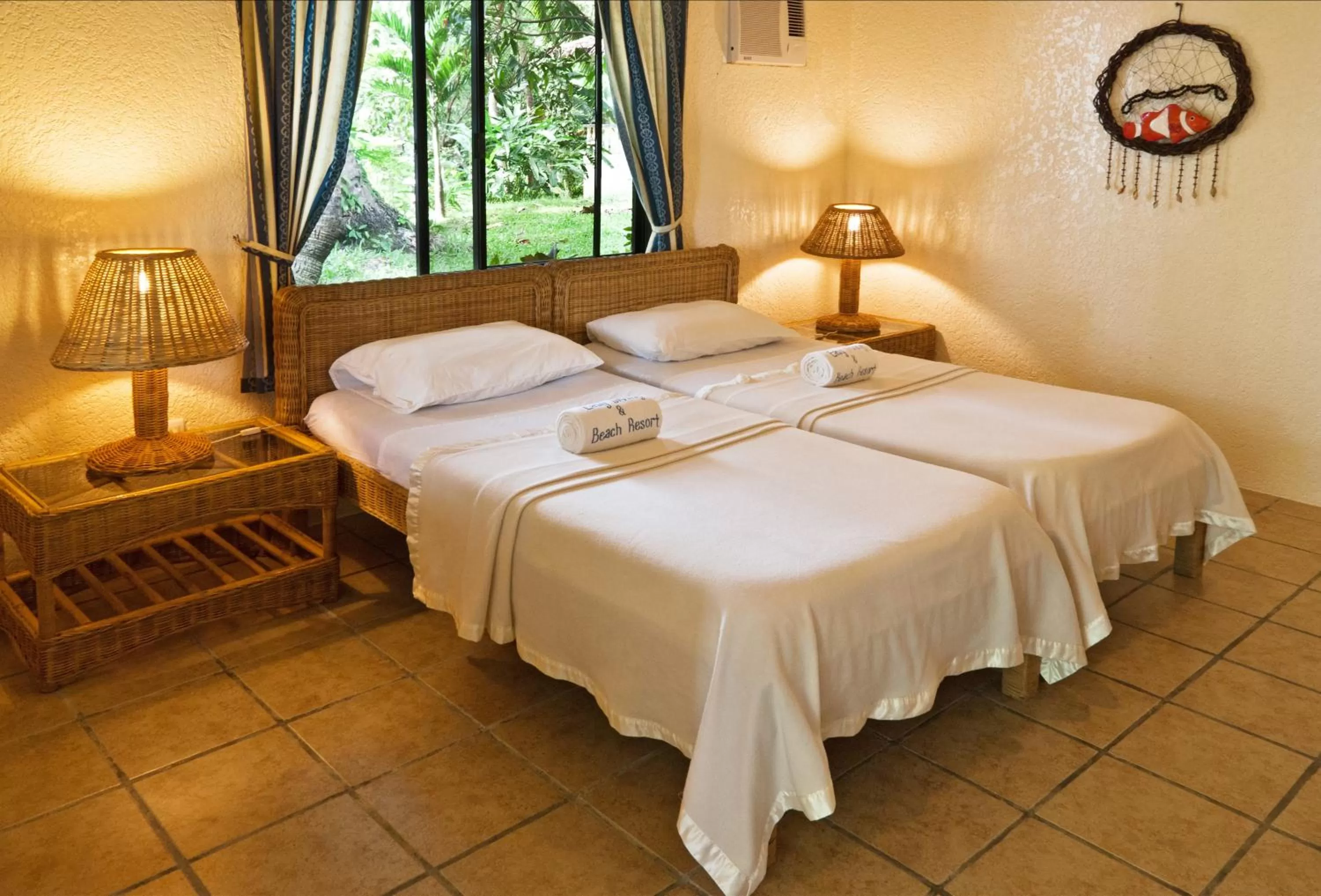 Living room, Bed in Easy Diving and Beach Resort