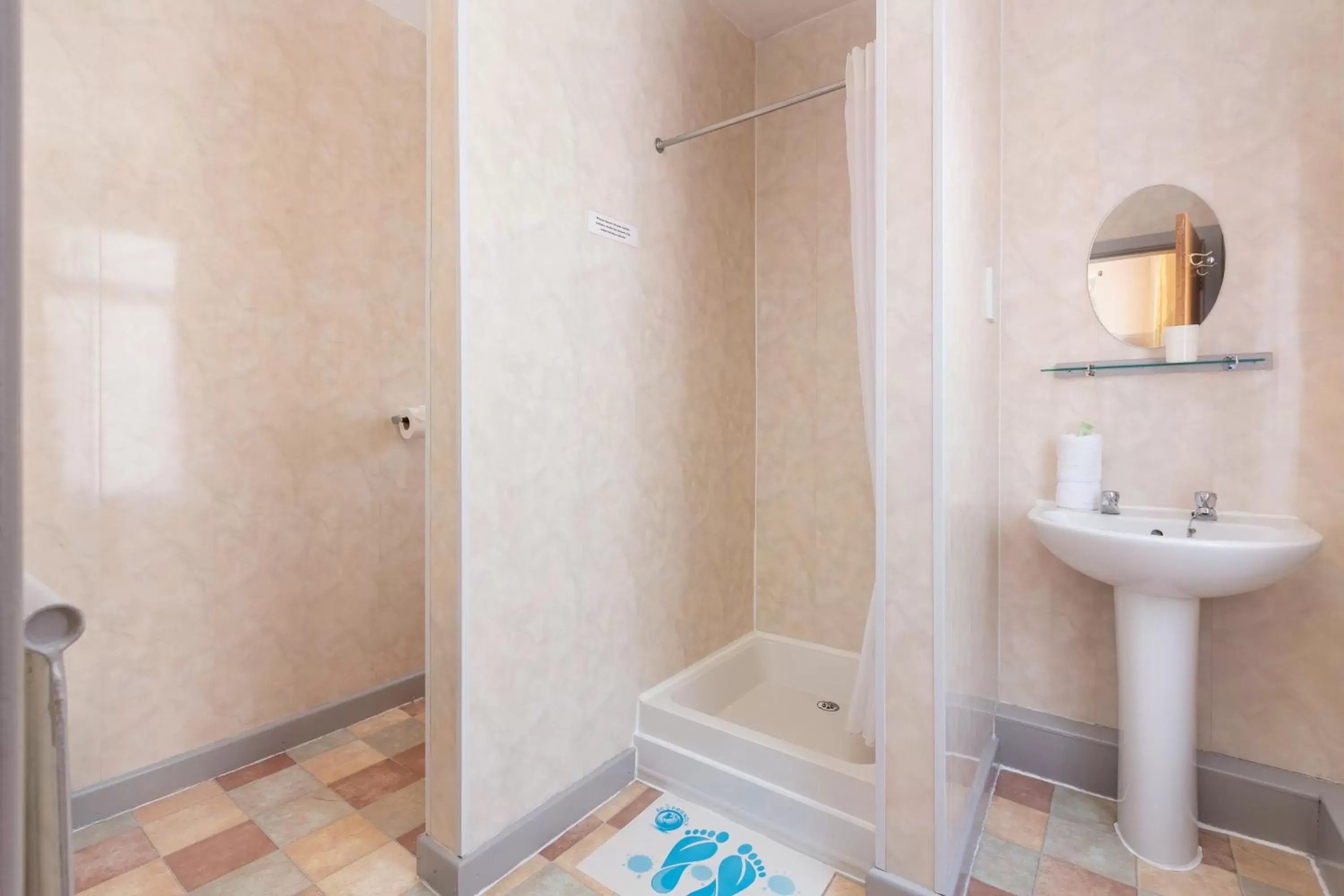 Bathroom in The Sandringham Court Hotel & Sports Bar-Groups Welcome here-High Speed Wi-Fi