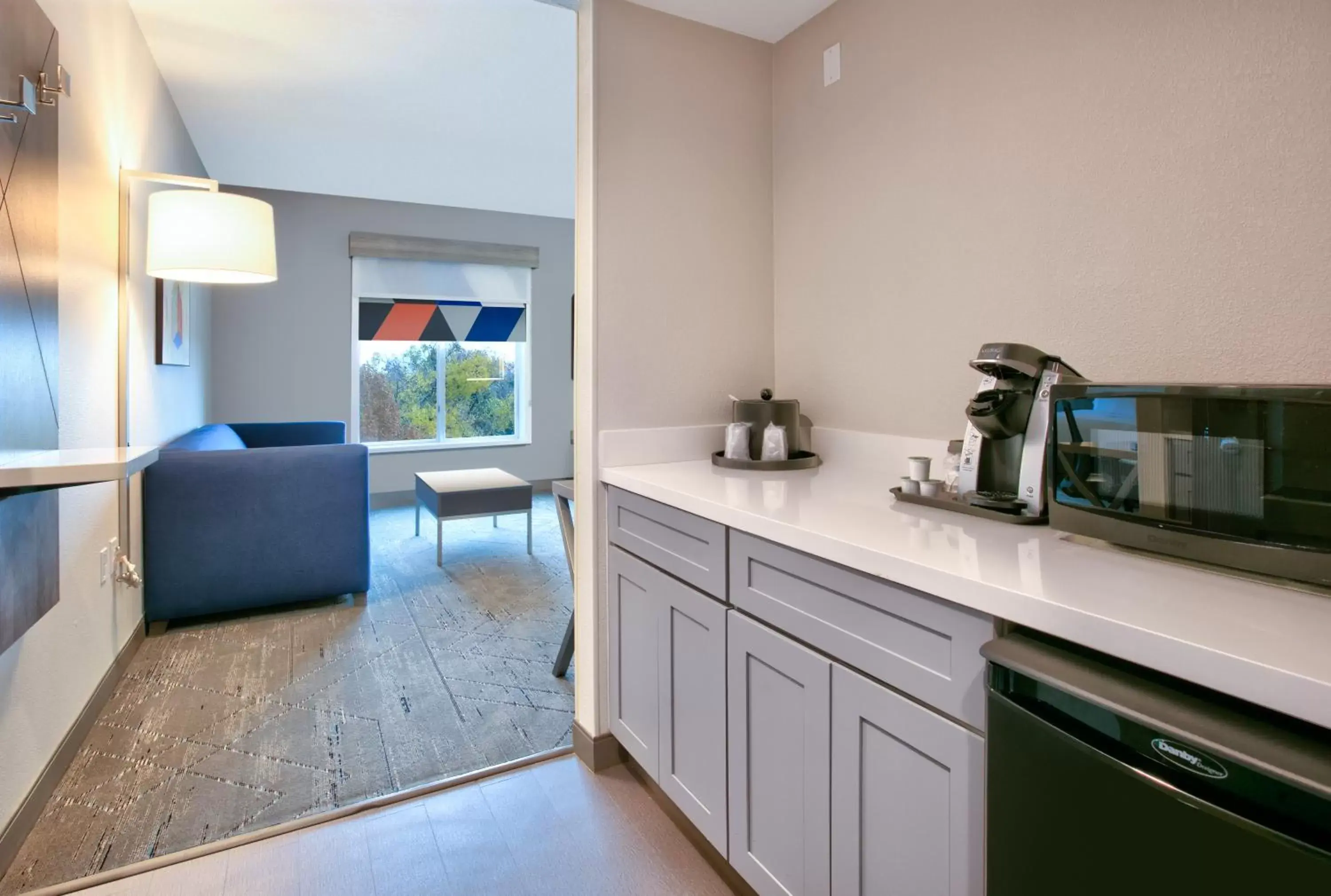 Coffee/tea facilities, Kitchen/Kitchenette in Holiday Inn Express & Suites North Dallas at Preston, an IHG Hotel