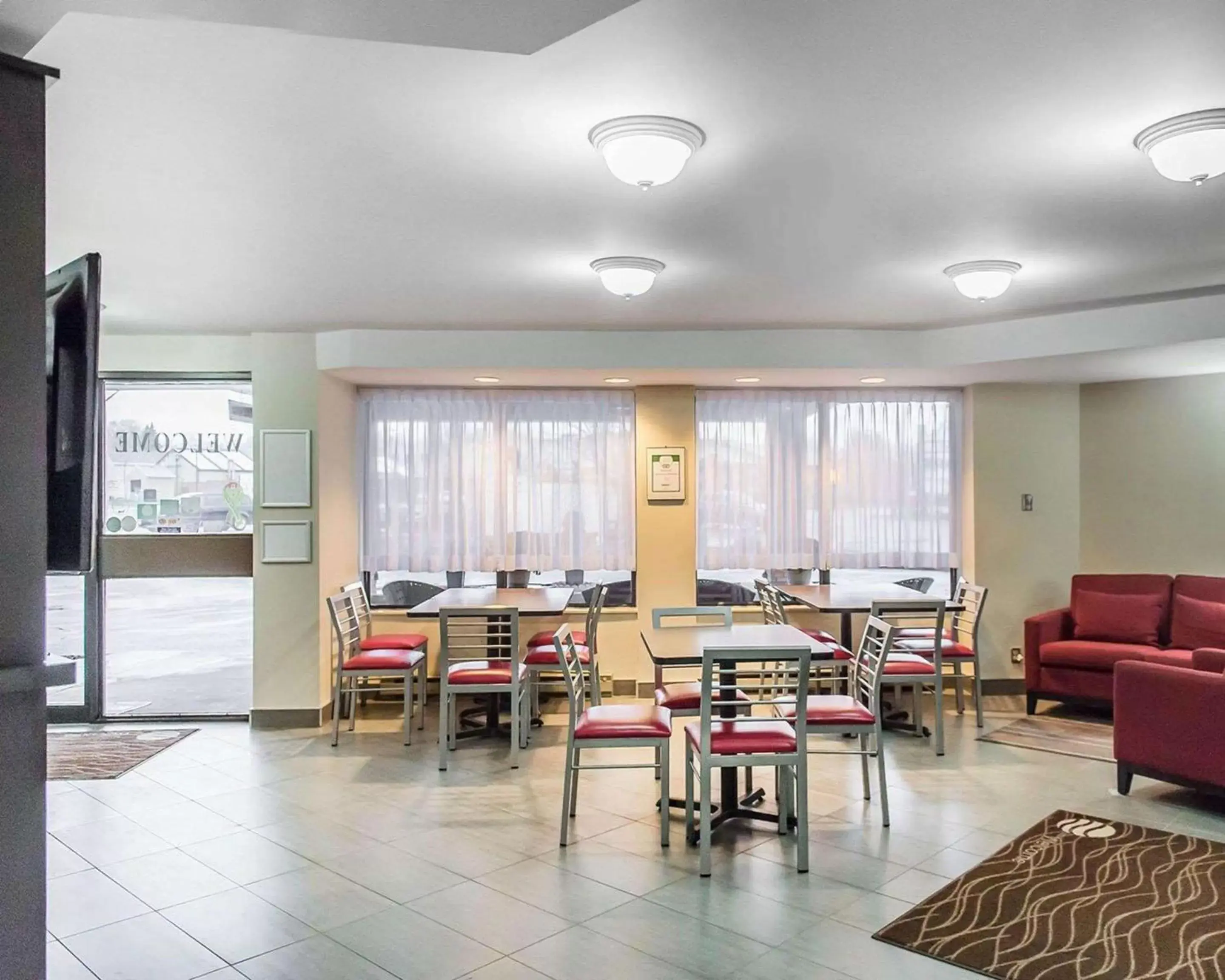 Lobby or reception, Restaurant/Places to Eat in Comfort Inn Pembroke