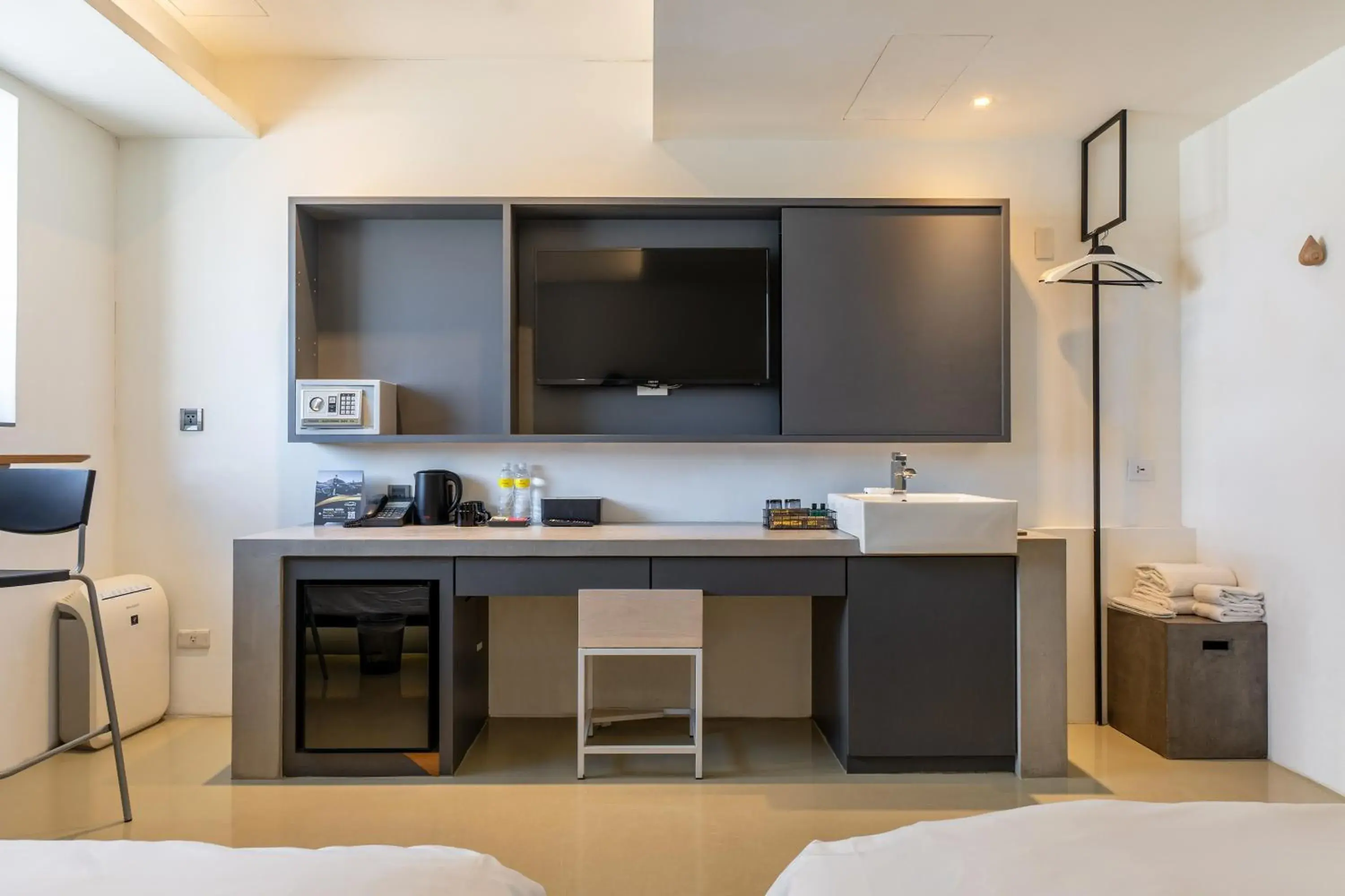 Bedroom, Kitchen/Kitchenette in CHECK inn Taichung LiMing