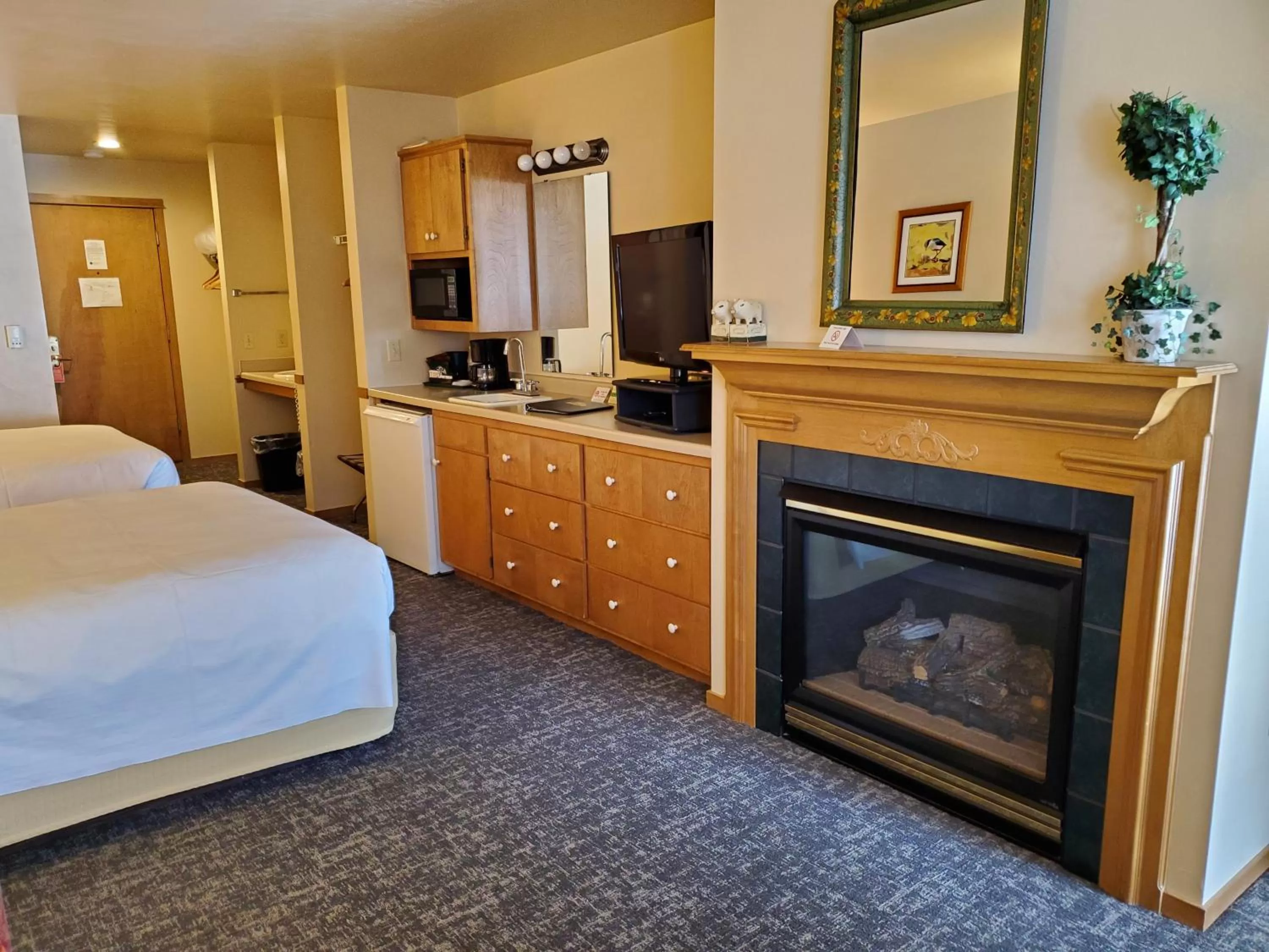Kitchen or kitchenette, Bed in Homestead Suites - Fish Creek