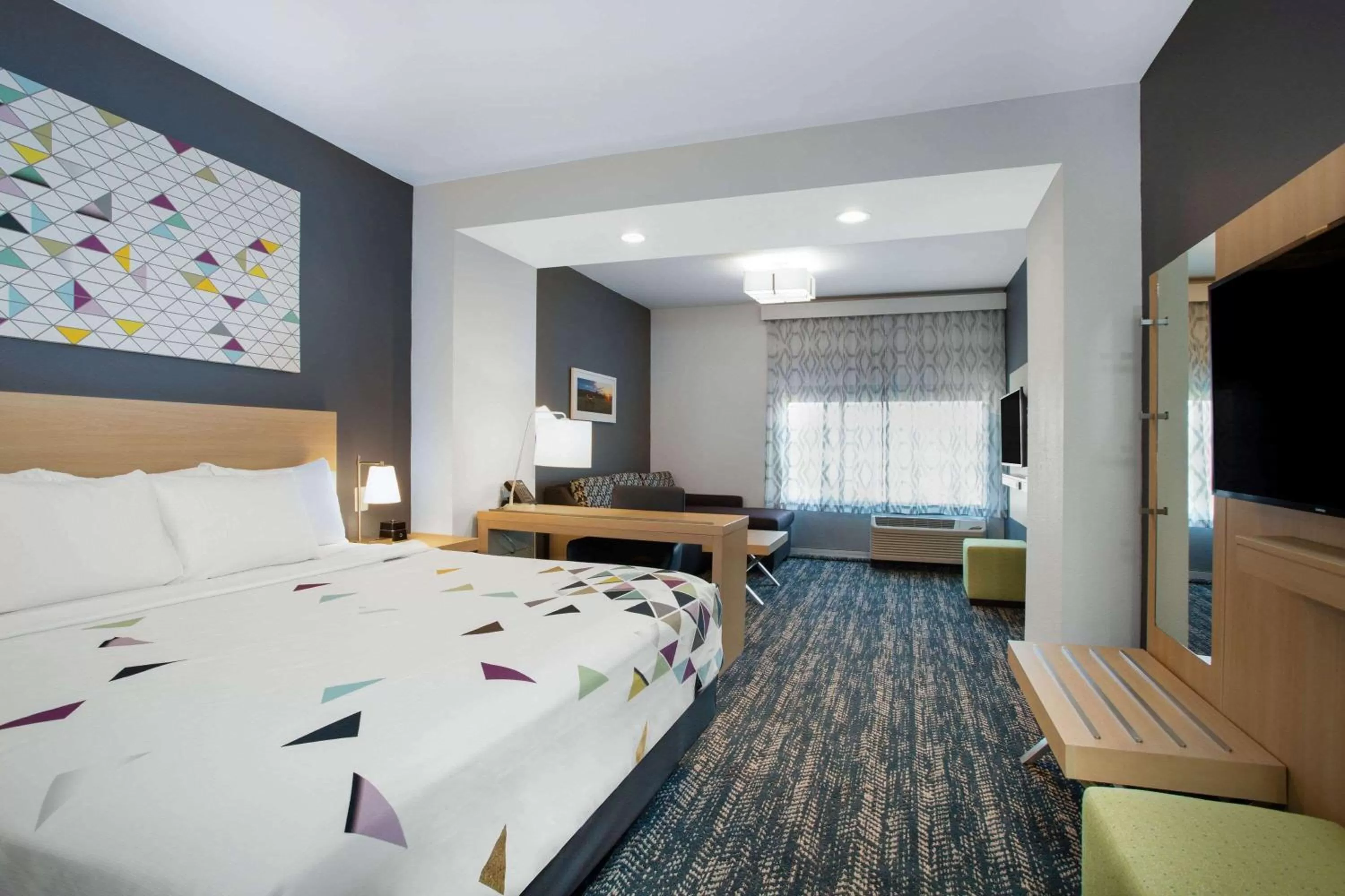 Photo of the whole room, Bed in La Quinta Inn & Suites by Wyndham Manassas, VA- Dulles Airport