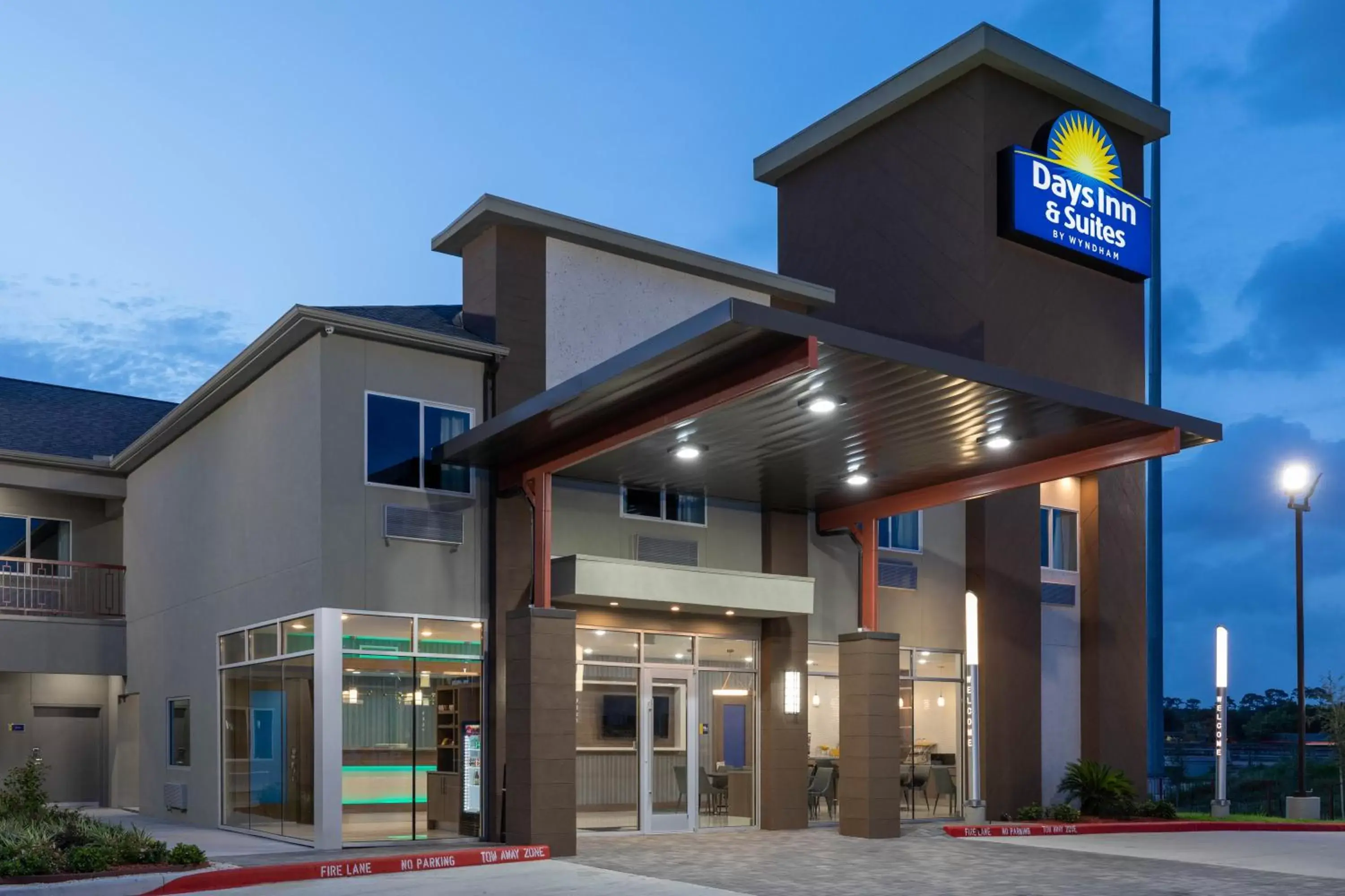 Night, Property Building in Days Inn & Suites by Wyndham Downtown/University of Houston