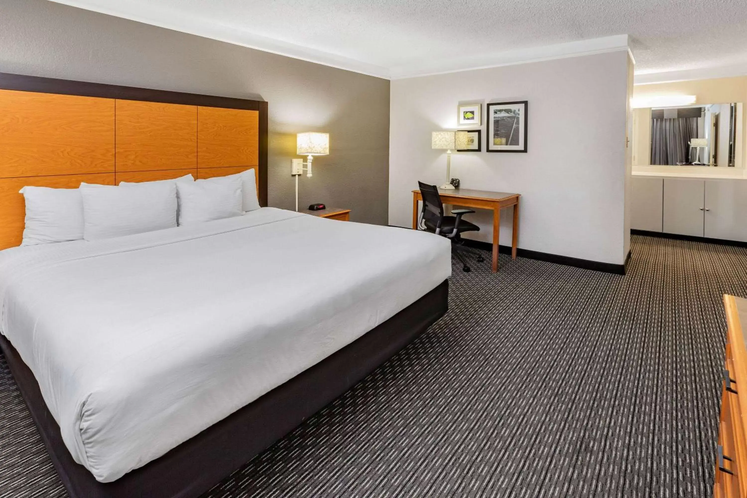 Bed in La Quinta Inn by Wyndham Laredo I-35