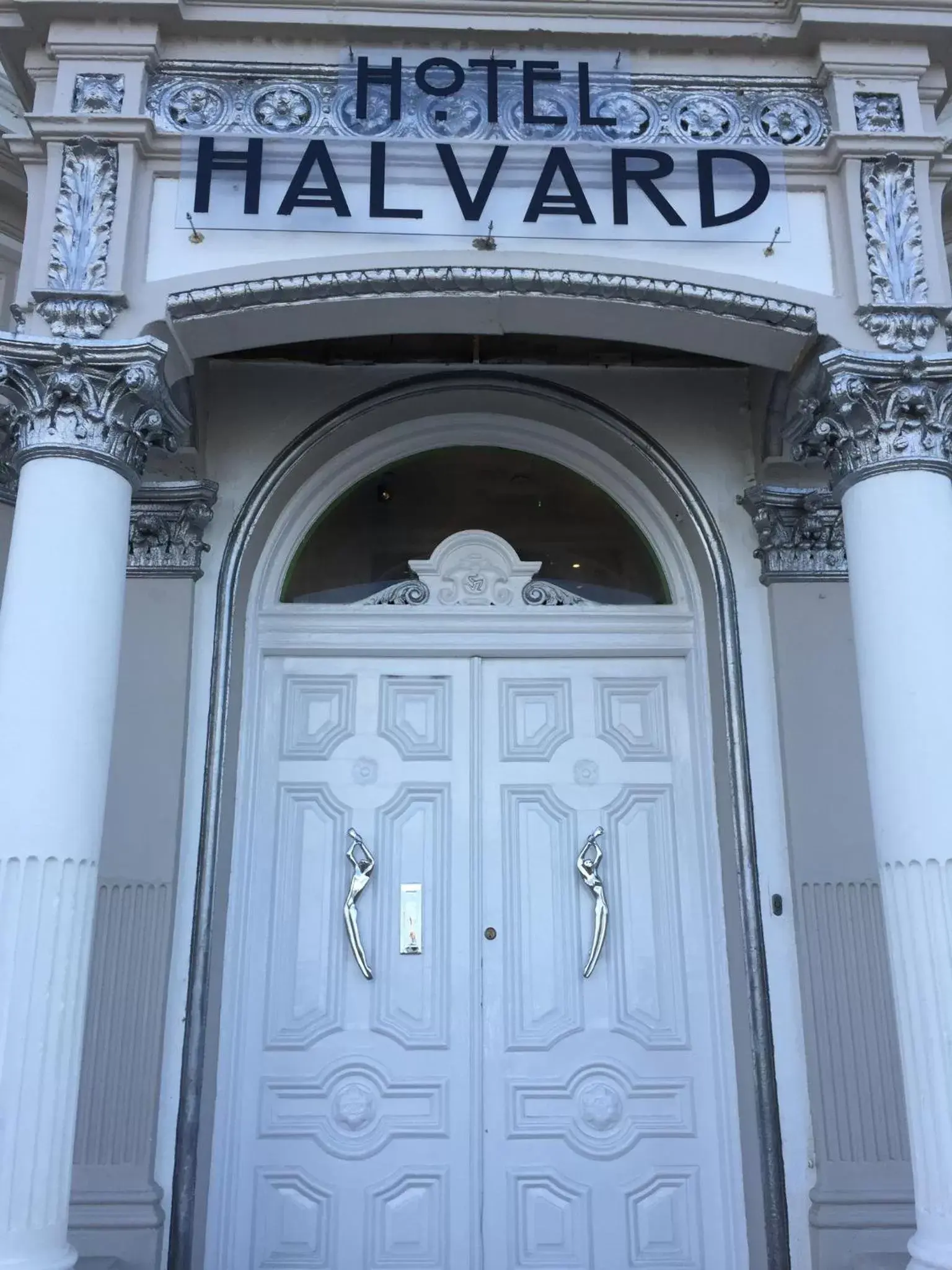 Facade/entrance in Halvard Hotel