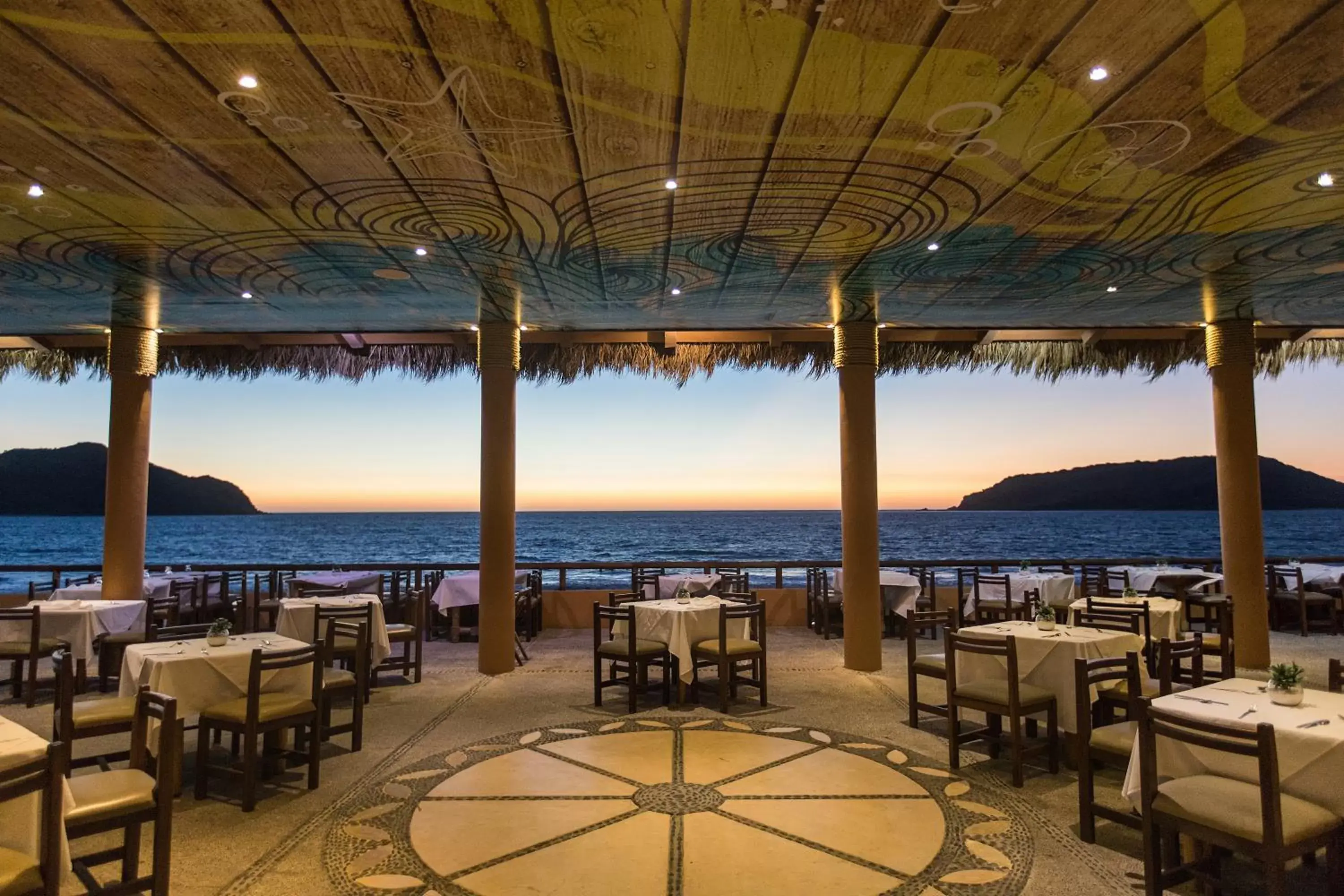 Restaurant/Places to Eat in Costa de Oro Beach Hotel