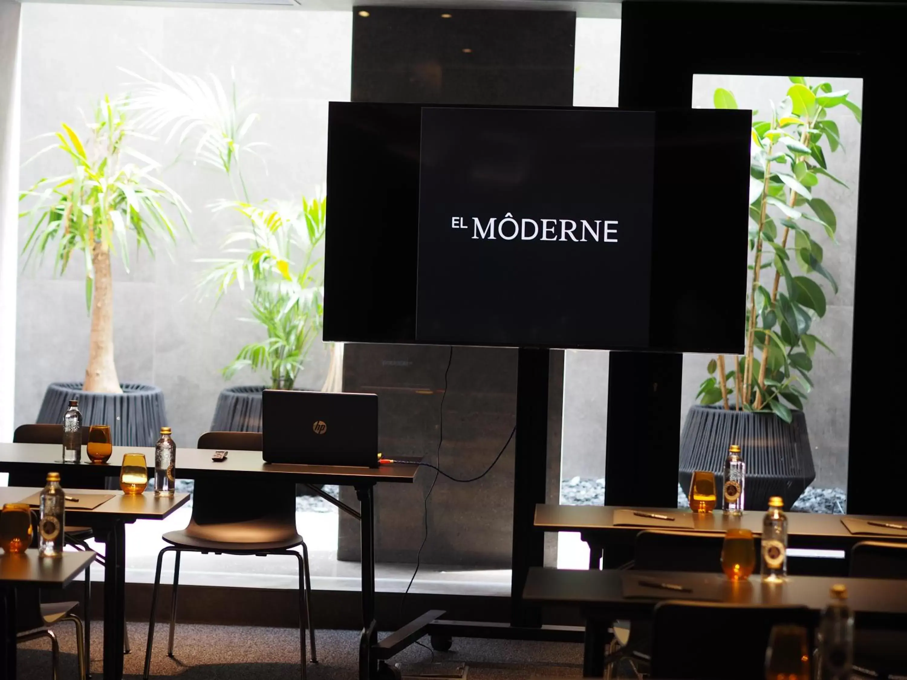 Meeting/conference room, Restaurant/Places to Eat in El Môderne Hotel