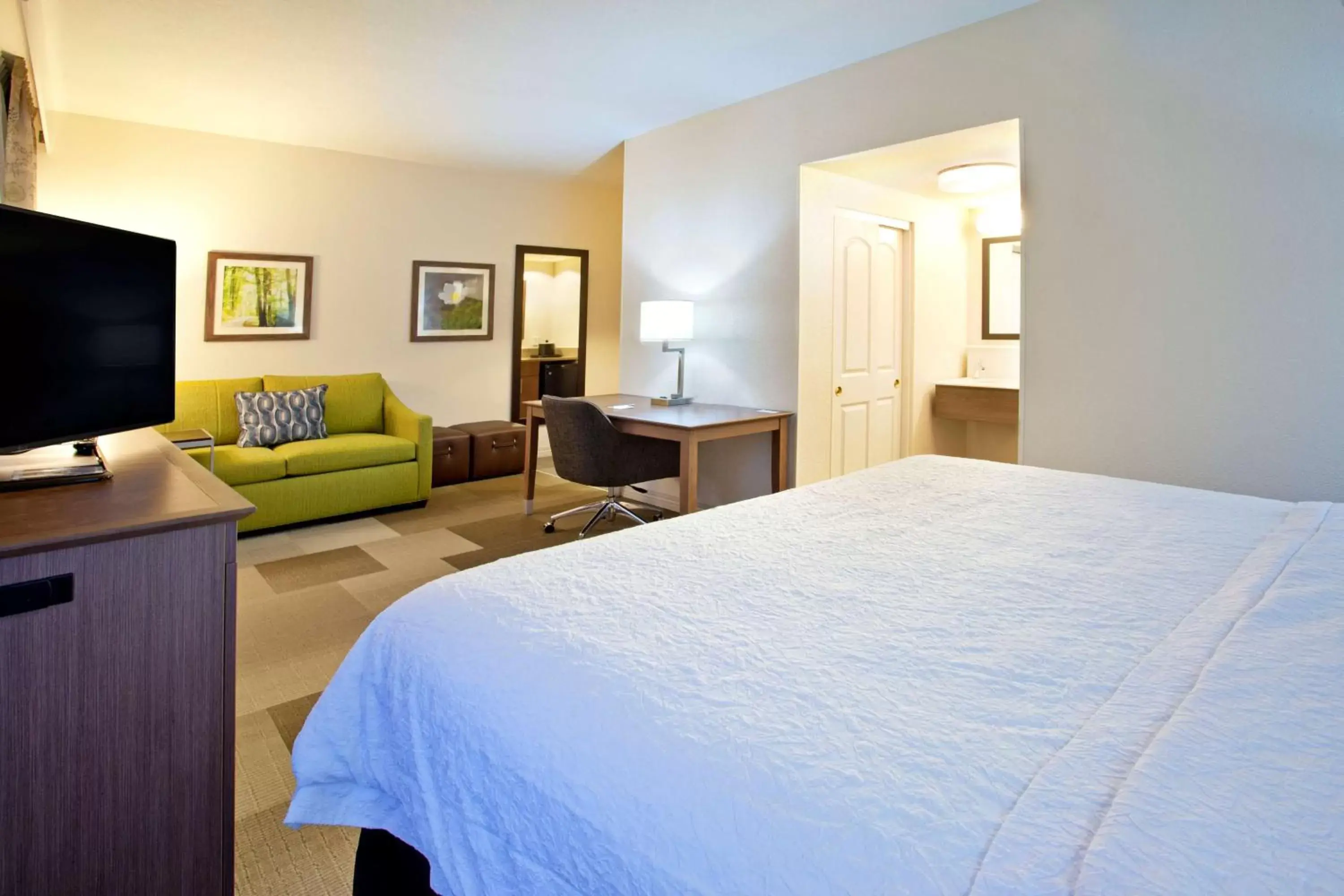 Bed in Hampton Inn & Suites Nashville-Smyrna