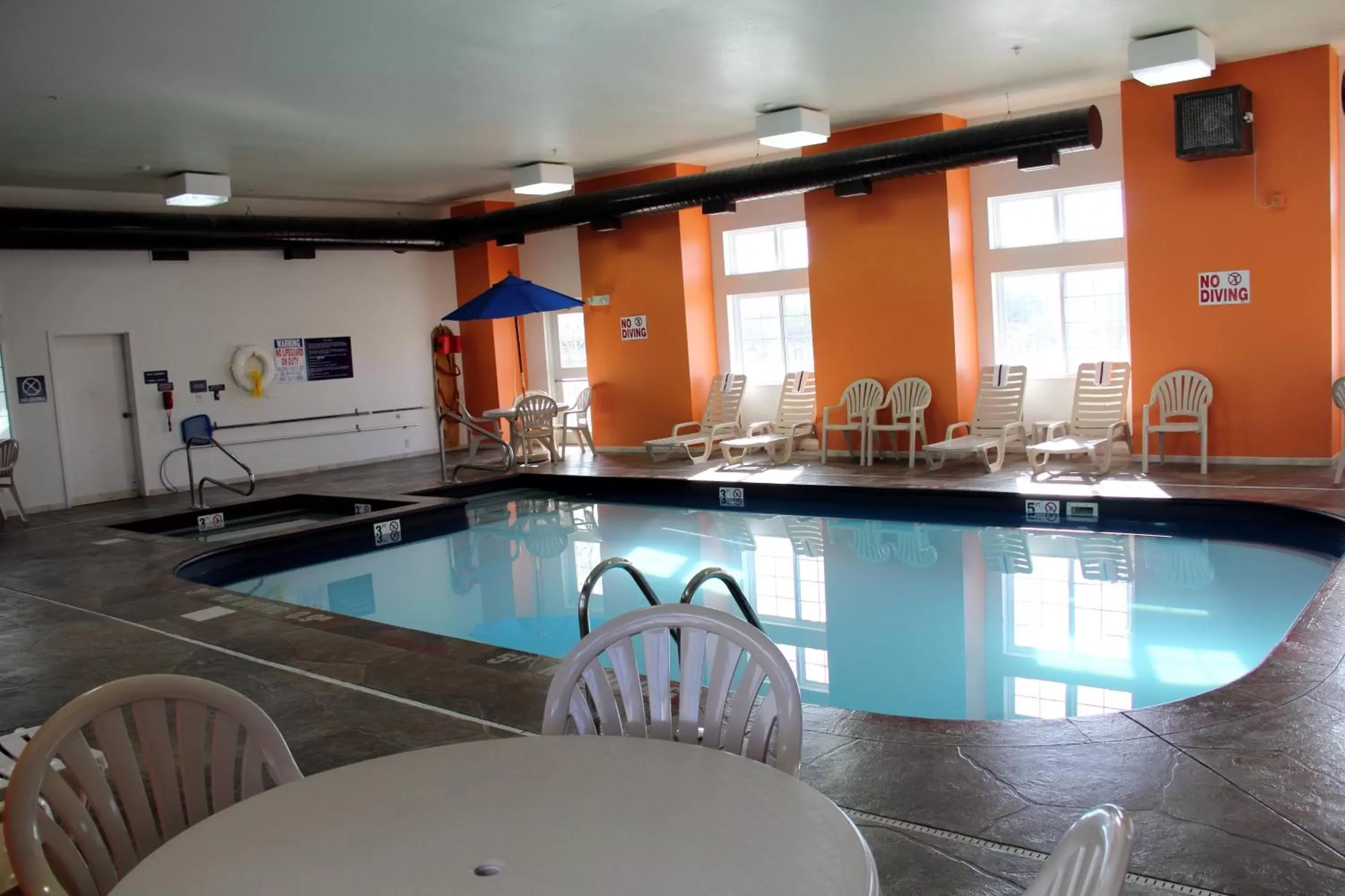 , Swimming Pool in Motel 6-Huron, OH - Sandusky