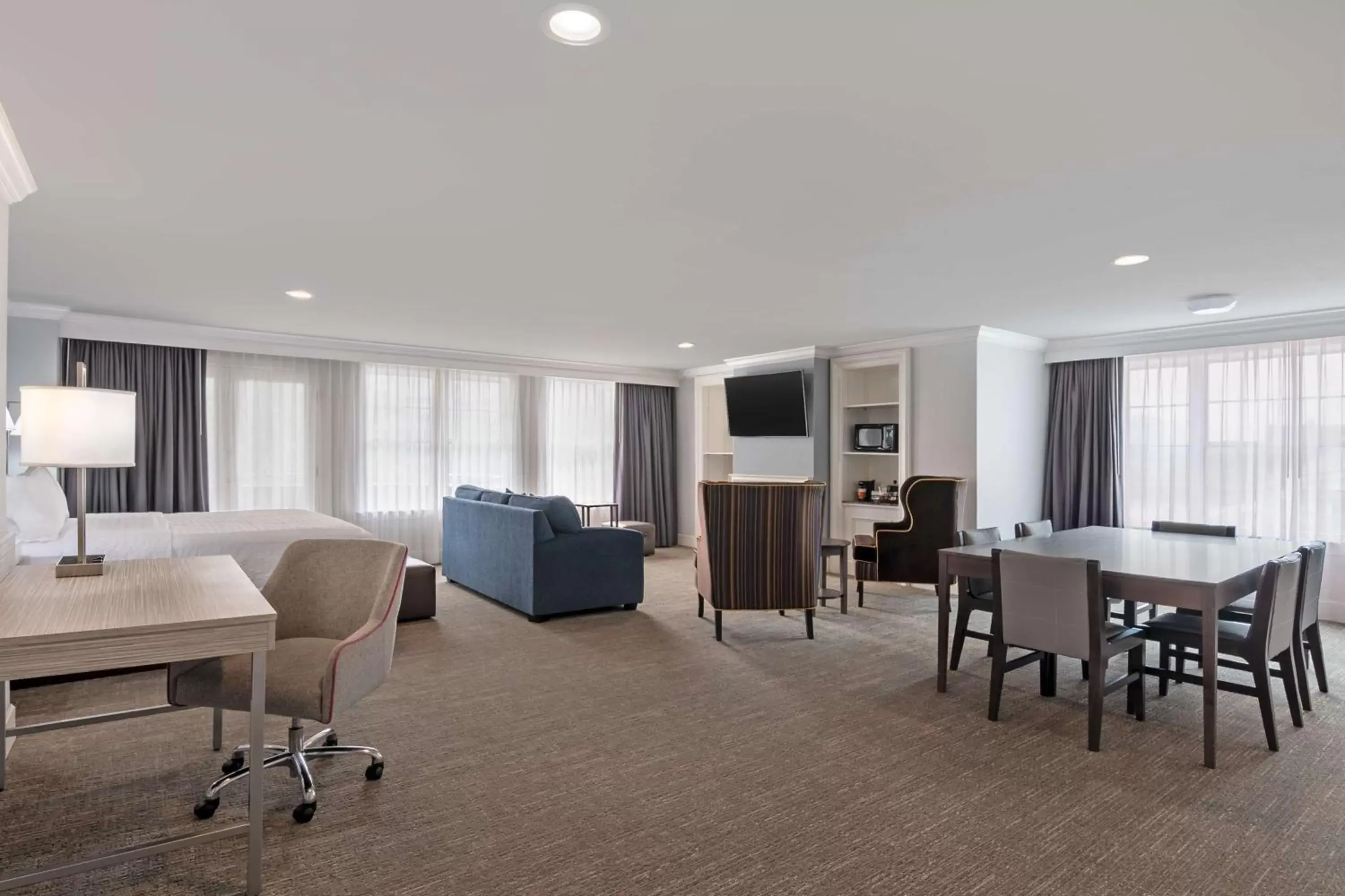 Bedroom in Hampton Inn & Suites Stamford