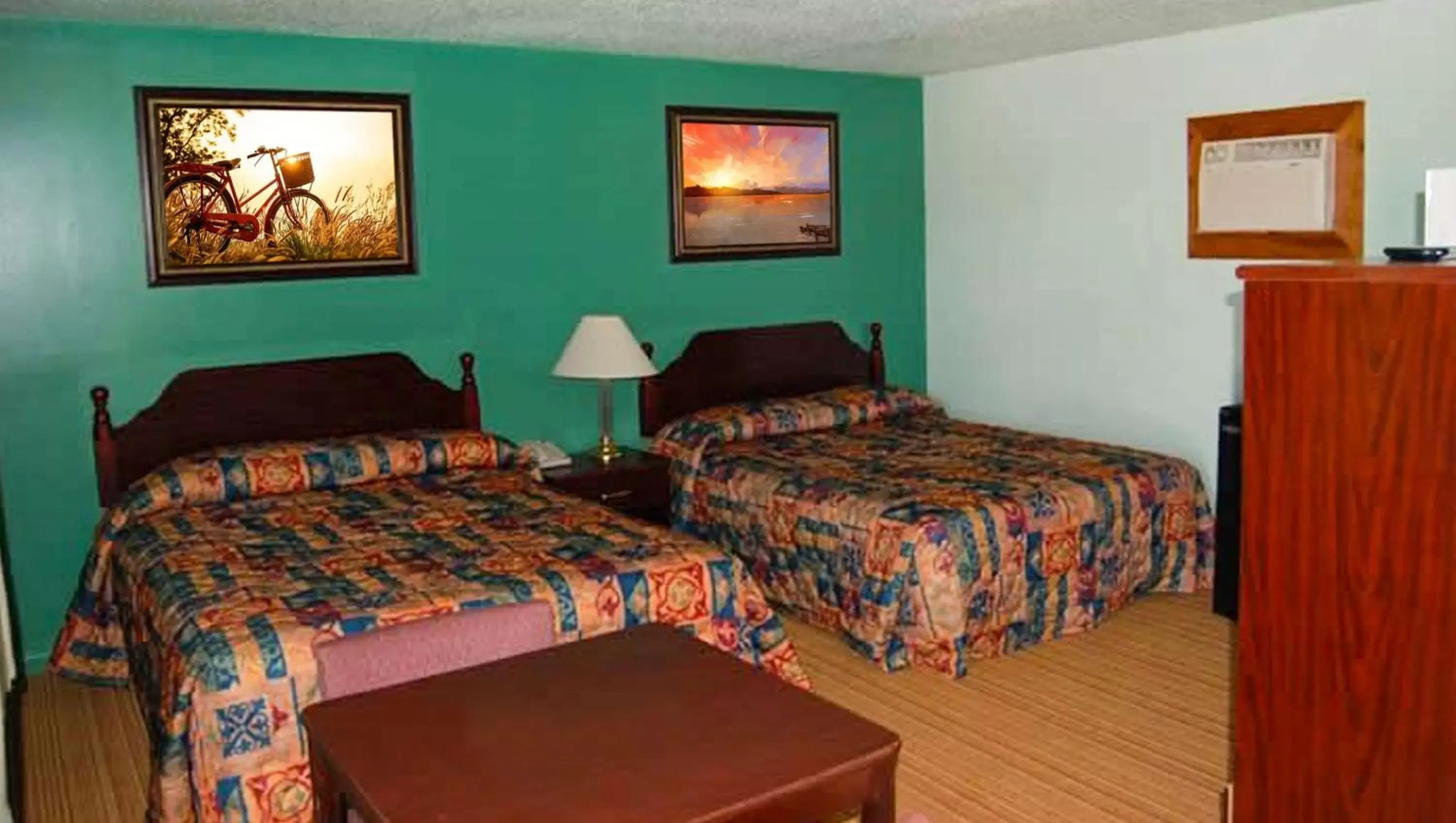 Photo of the whole room, Bed in American Inn & Suites Childress