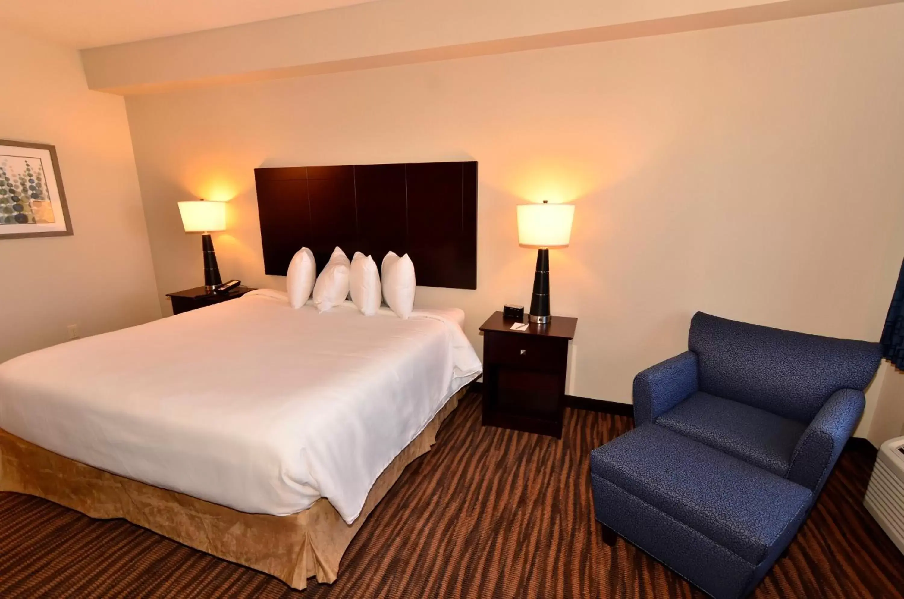 Seating area, Bed in Cobblestone Inn & Suites - Holstein