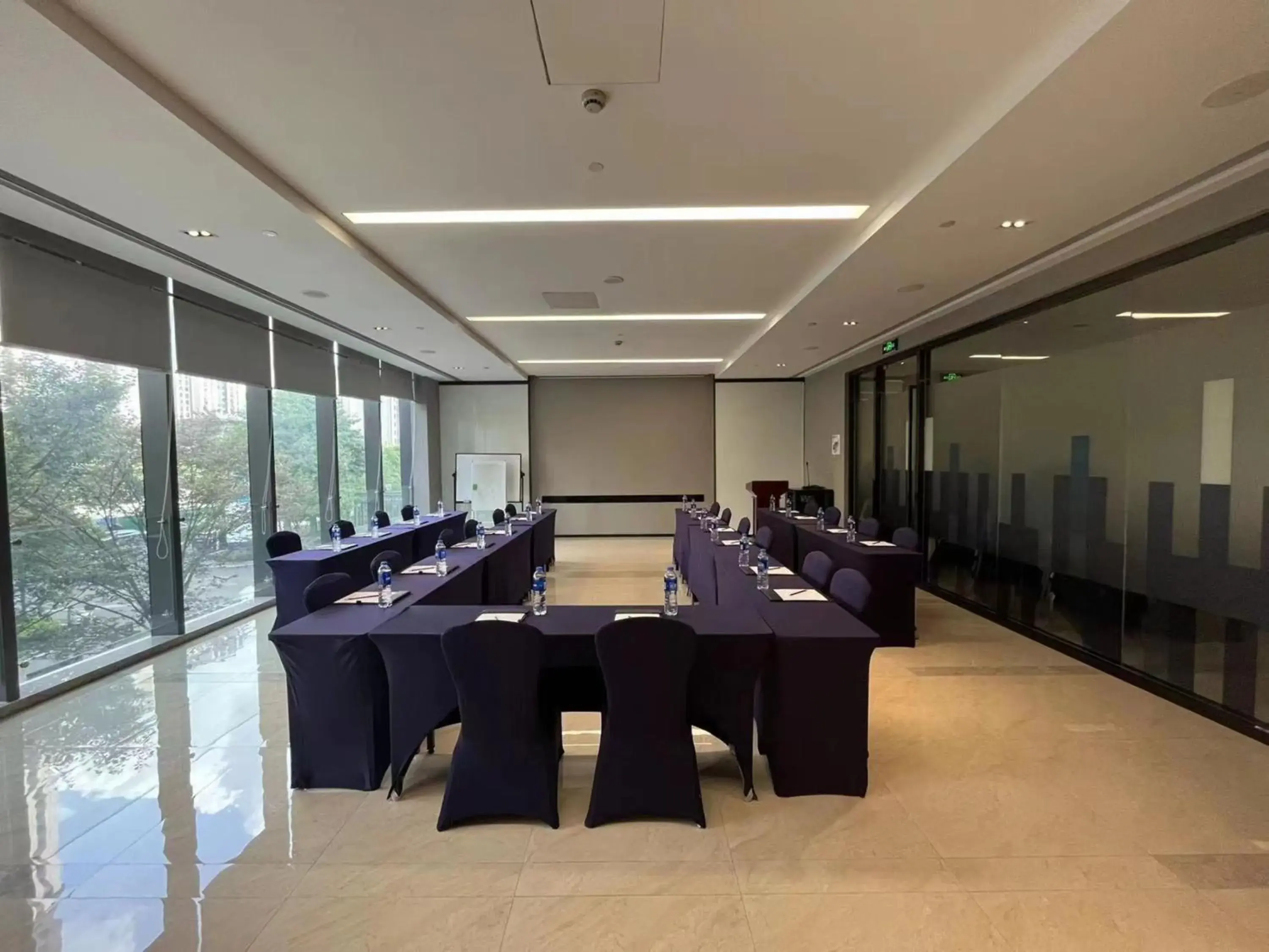 Meeting/conference room in Holiday Inn Express Fuzhou Downtown, an IHG Hotel