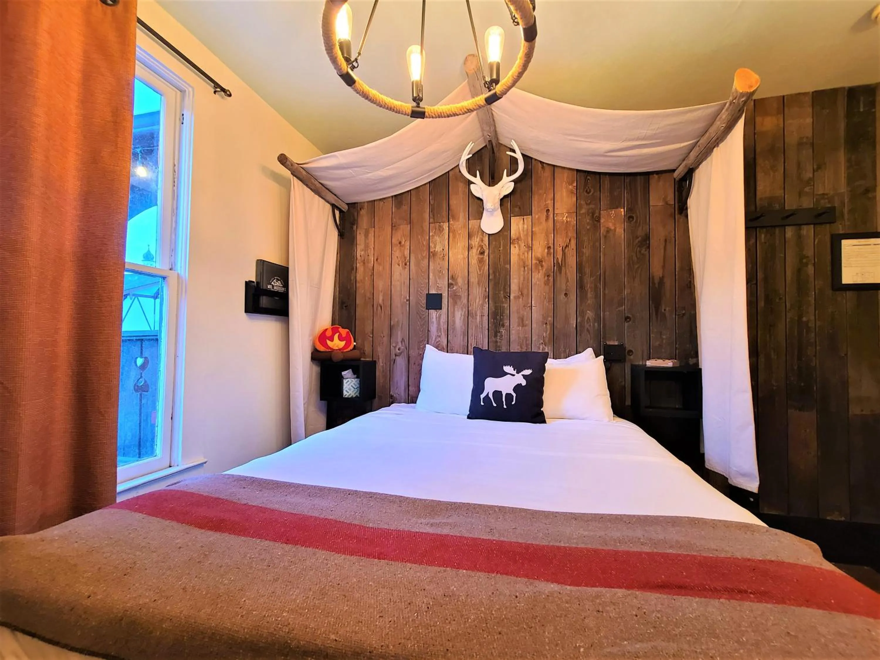 Queen Room with Shared Bathroom in Mrs. Anderson's Lodging