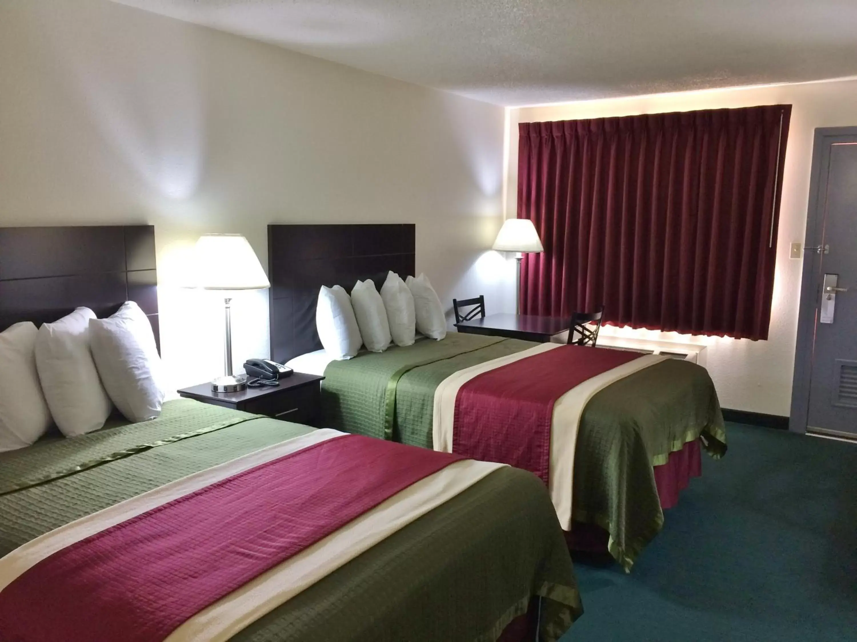 Bed in Travel Inn & Suites Atlanta Texas