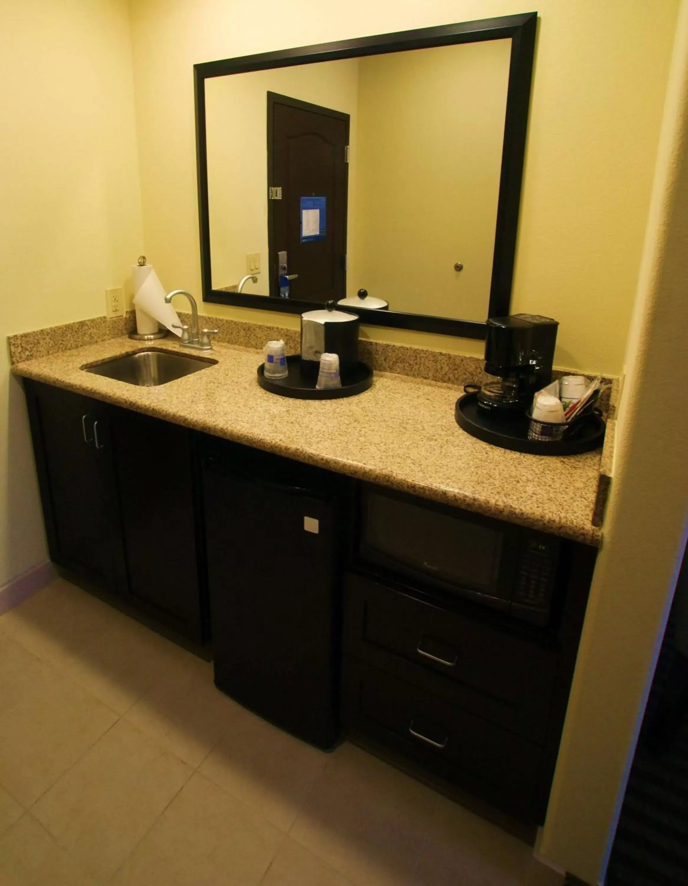 Kitchen or kitchenette, Bathroom in Hampton Inn & Suites - Saint Louis South Interstate 55