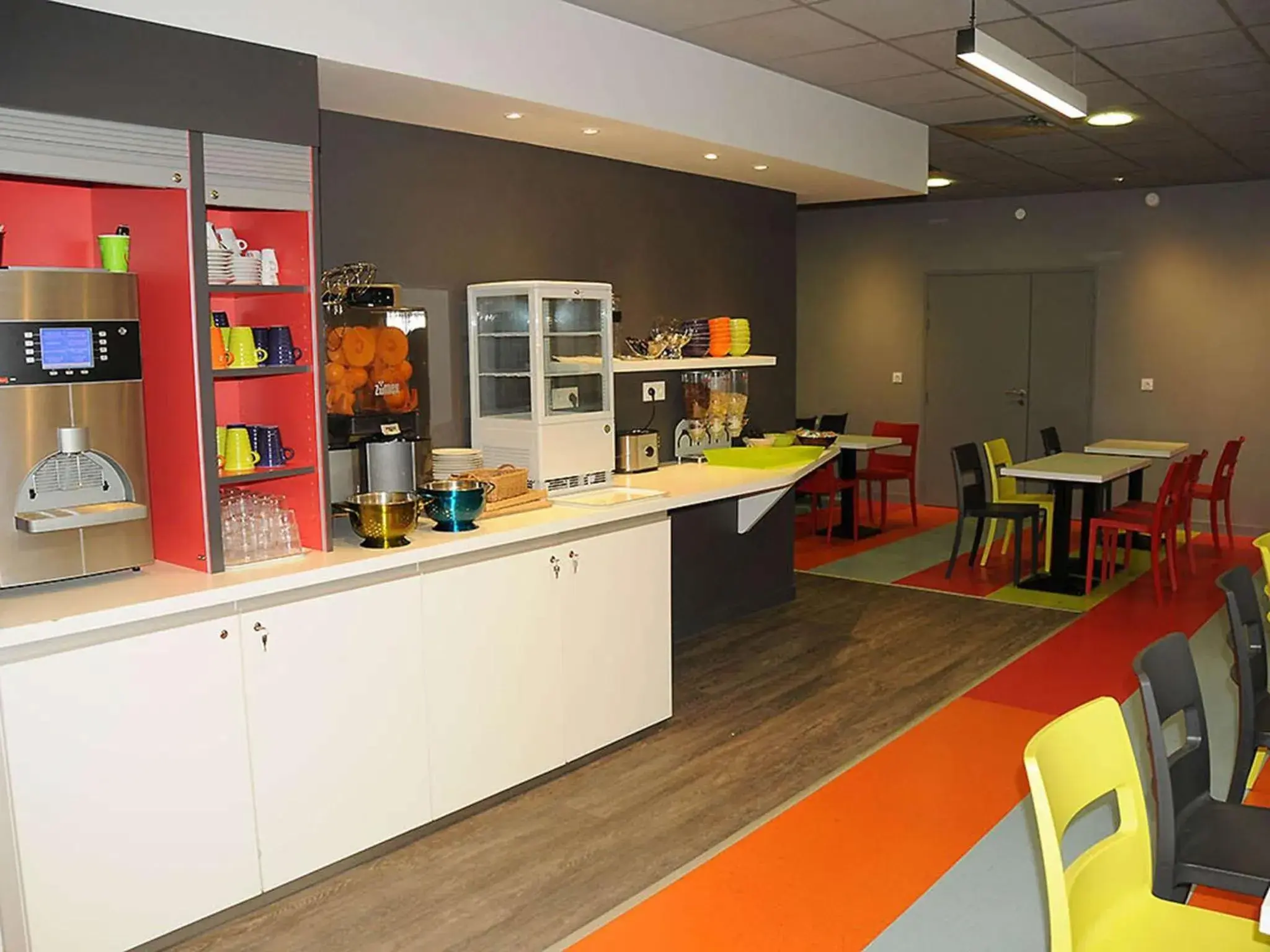 Lounge or bar in Ibis Styles Chambery Centre Gare