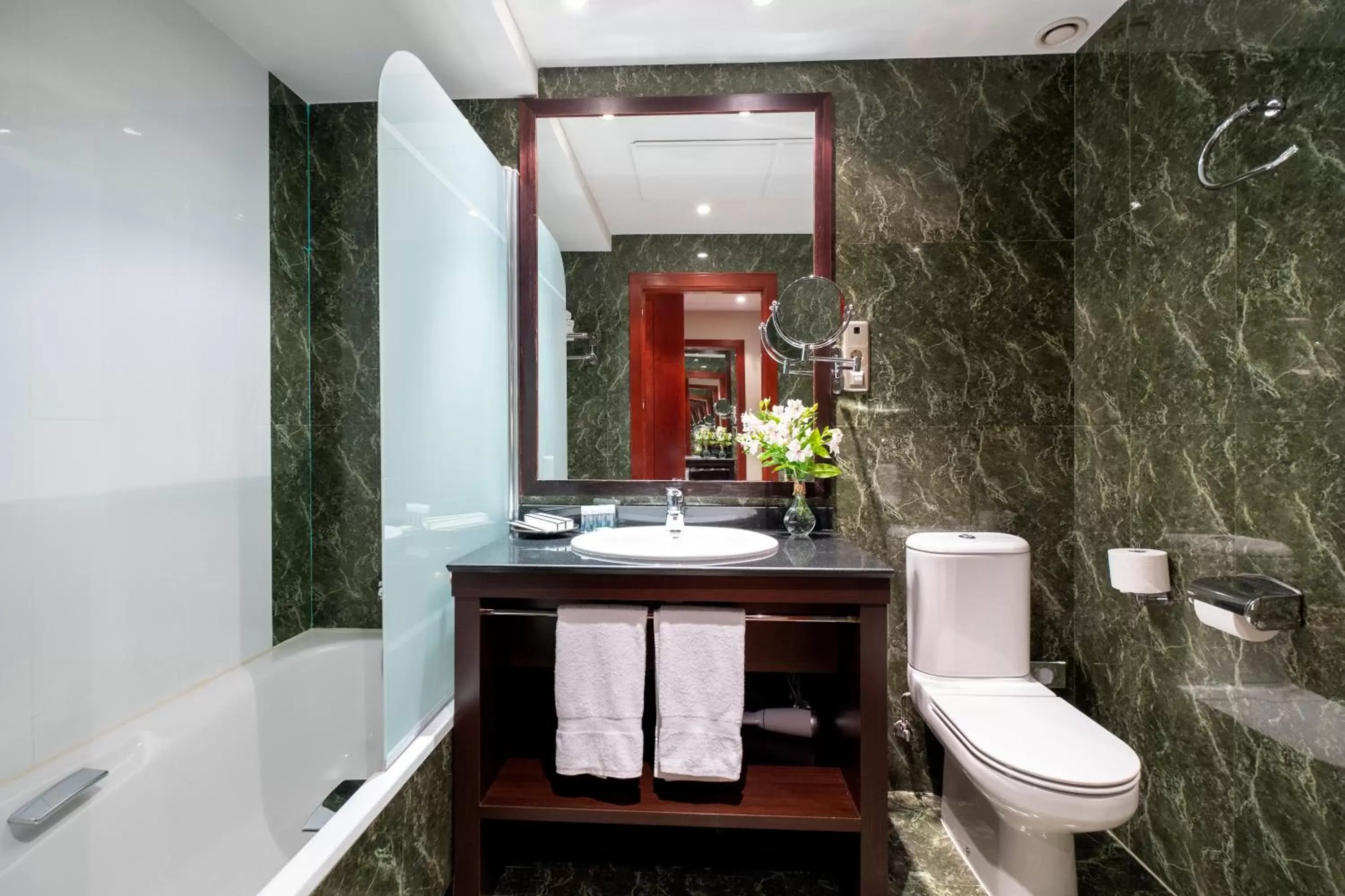 Toilet, Bathroom in Gran Hotel Attica21 Las Rozas