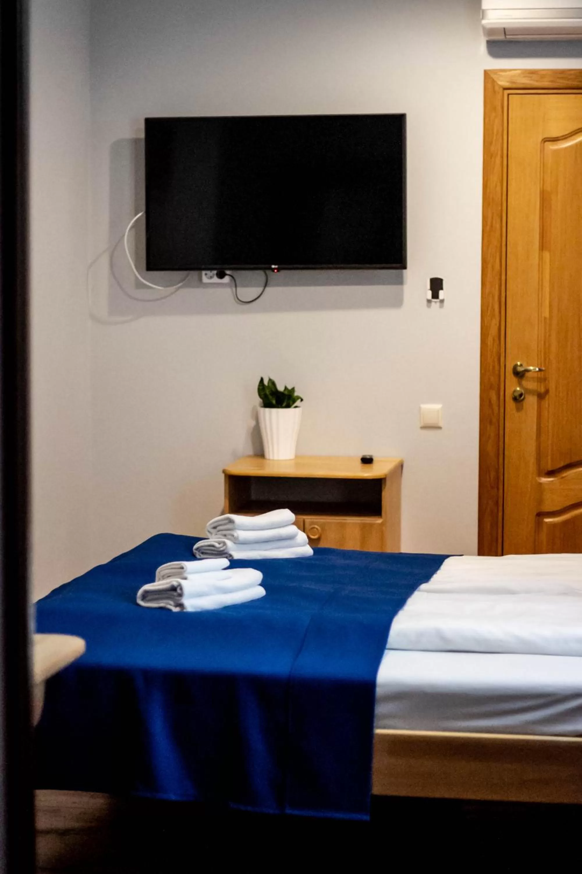 Photo of the whole room, Bed in Sunset Hotel