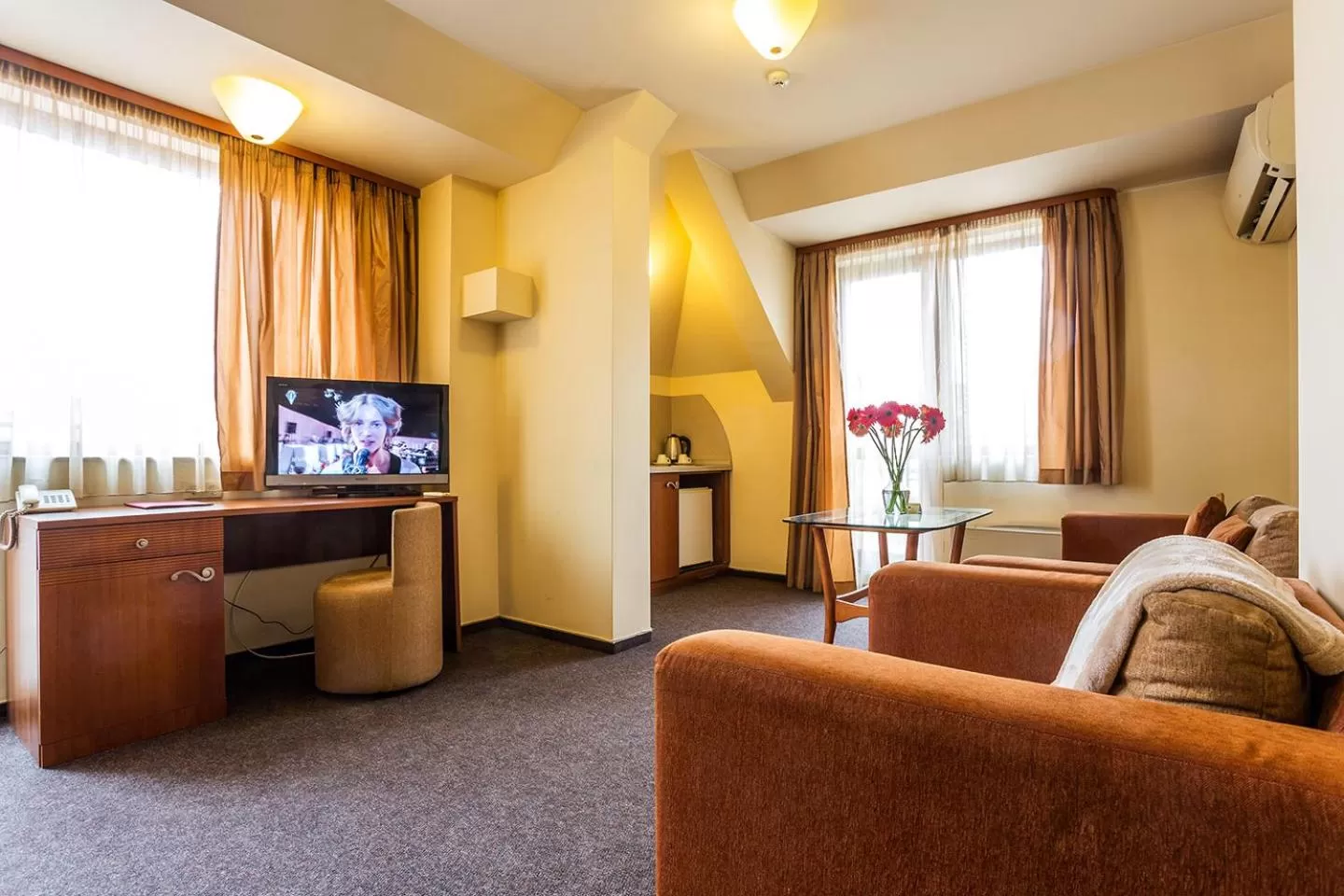 TV and multimedia in Sofia Place Hotel by HMG