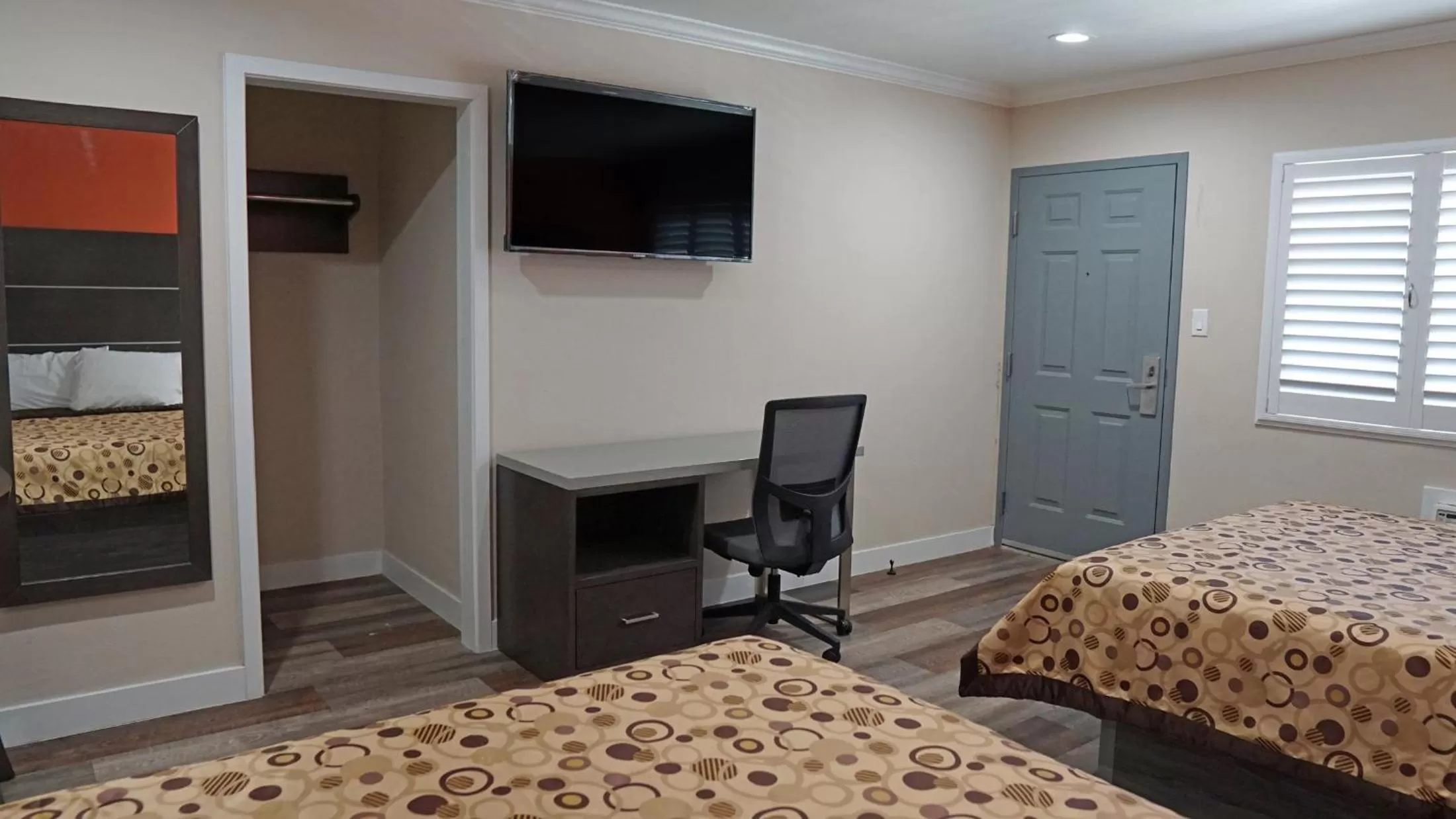 Bed in Sea Breeze Inn - LAX Airport, Los Angeles