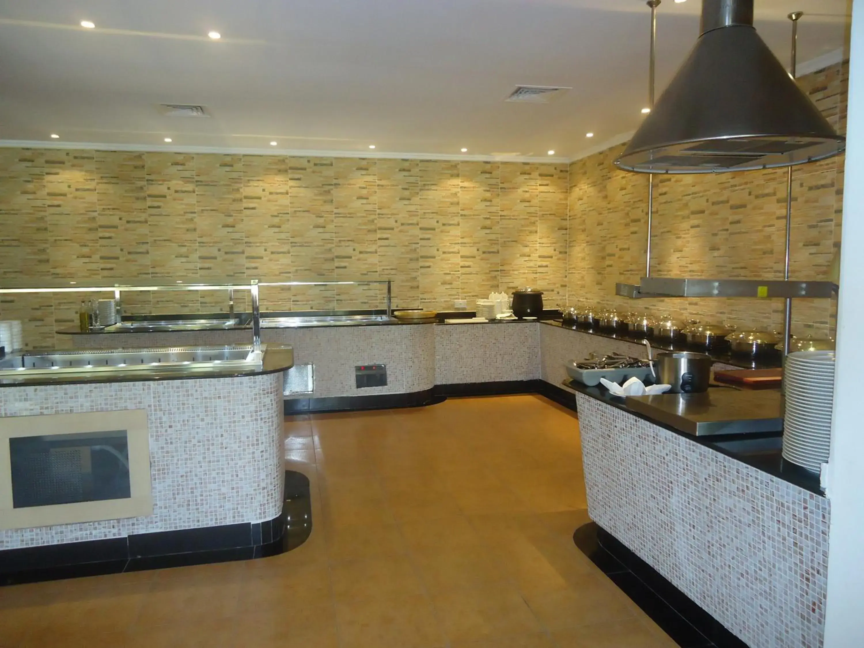 Restaurant/places to eat, Kitchen/Kitchenette in Dhafra Beach Hotel
