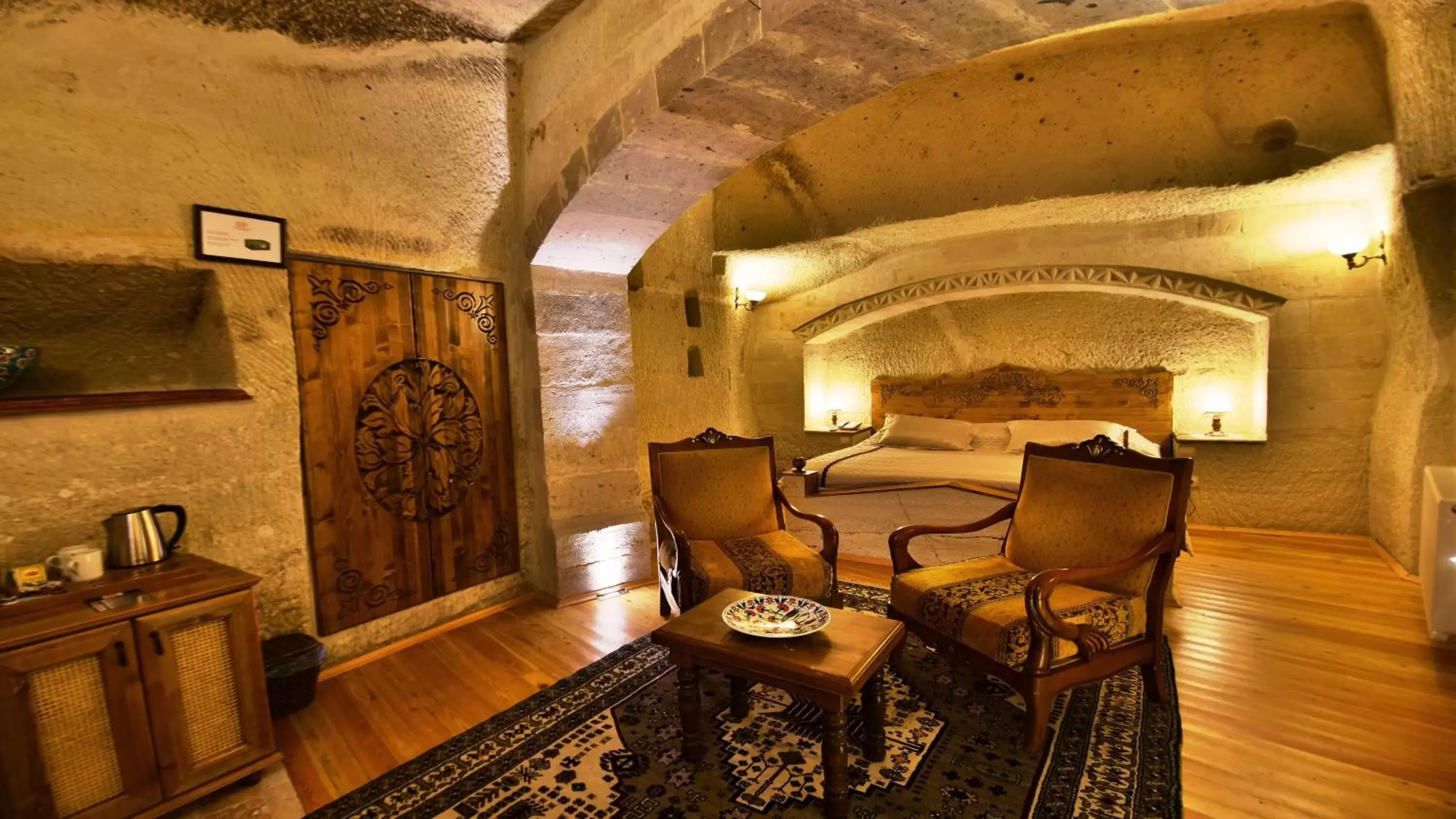 Bed, Seating Area in Harman Cave Hotel