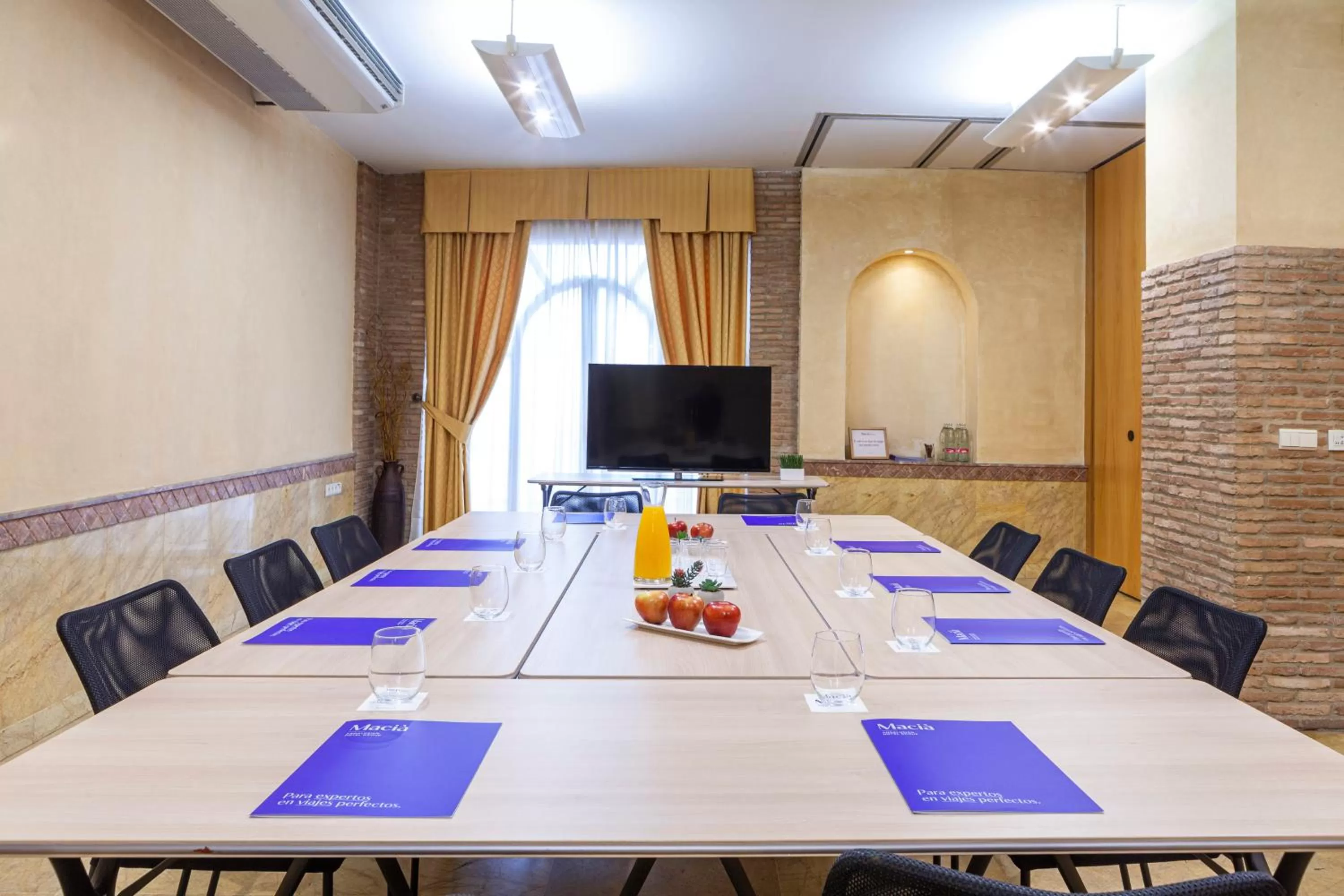 Meeting/conference room in Hotel Macià Alfaros
