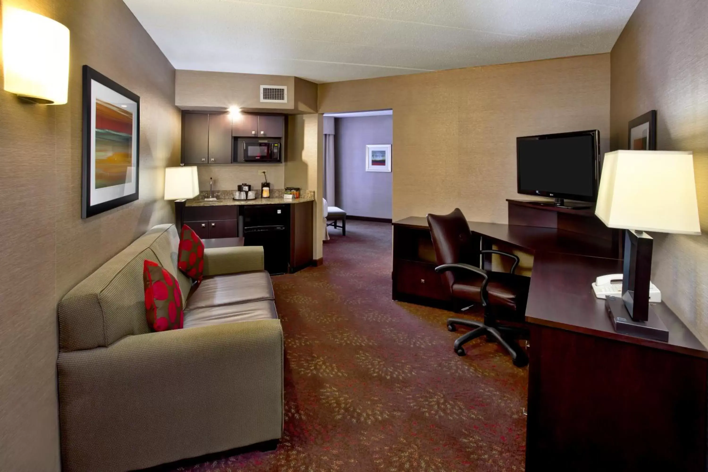 Living room, Seating Area in Holiday Inn Hotel & Suites Chicago Northwest - Elgin, an IHG Hotel