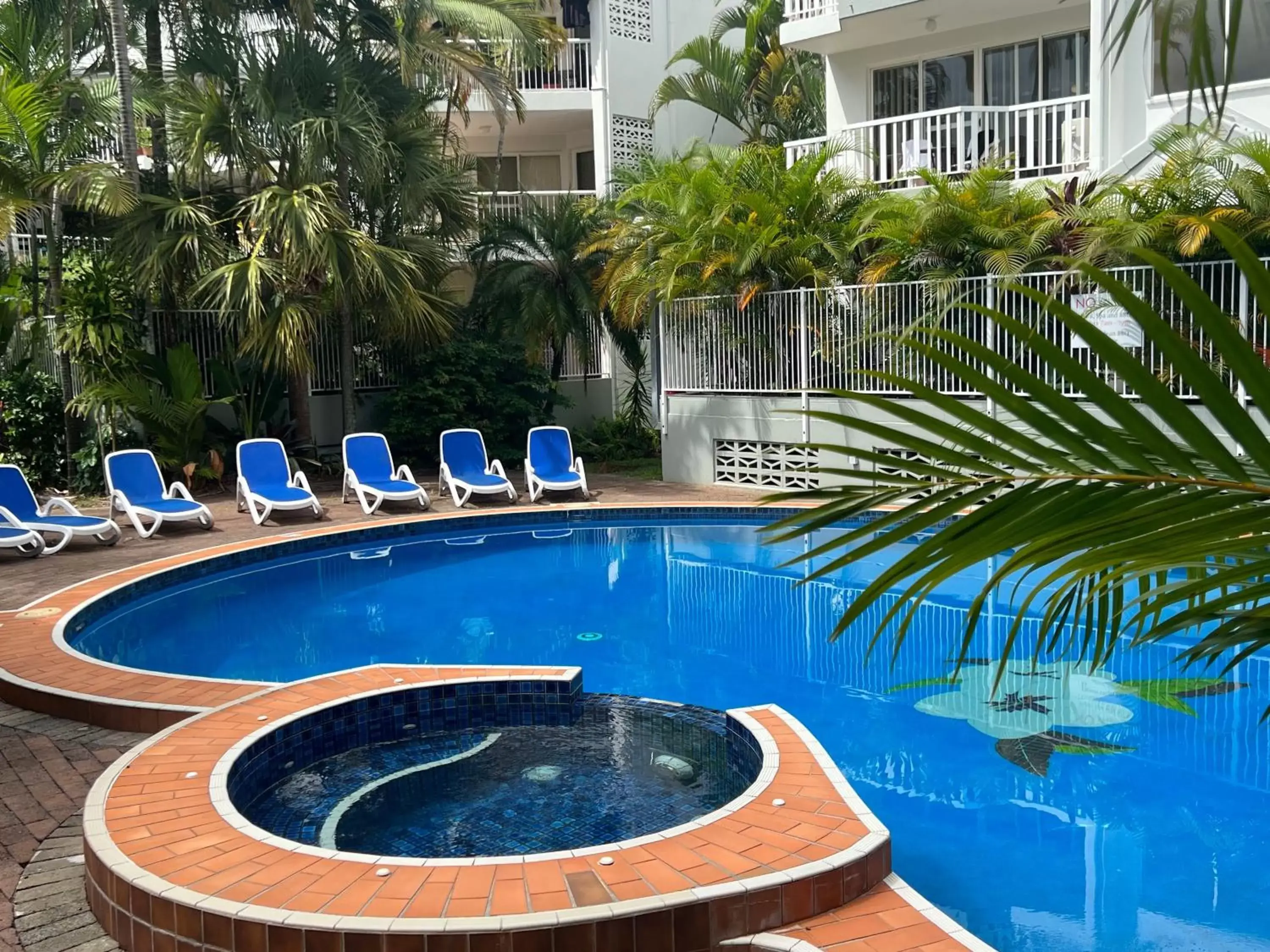 Hot Tub, Swimming Pool in Cascade Gardens Apartments