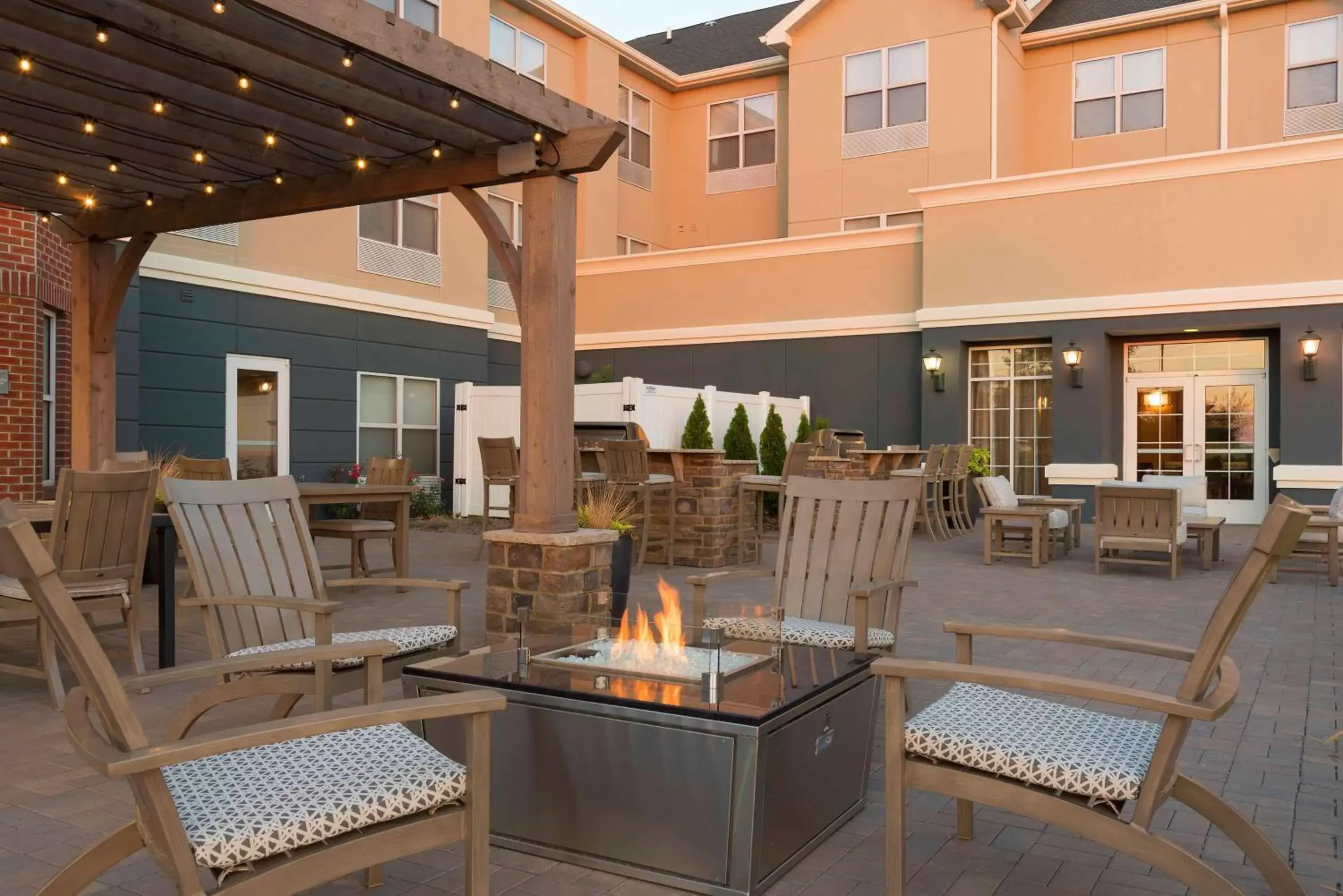 Property building, Restaurant/Places to Eat in Homewood Suites by Hilton Indianapolis Airport / Plainfield