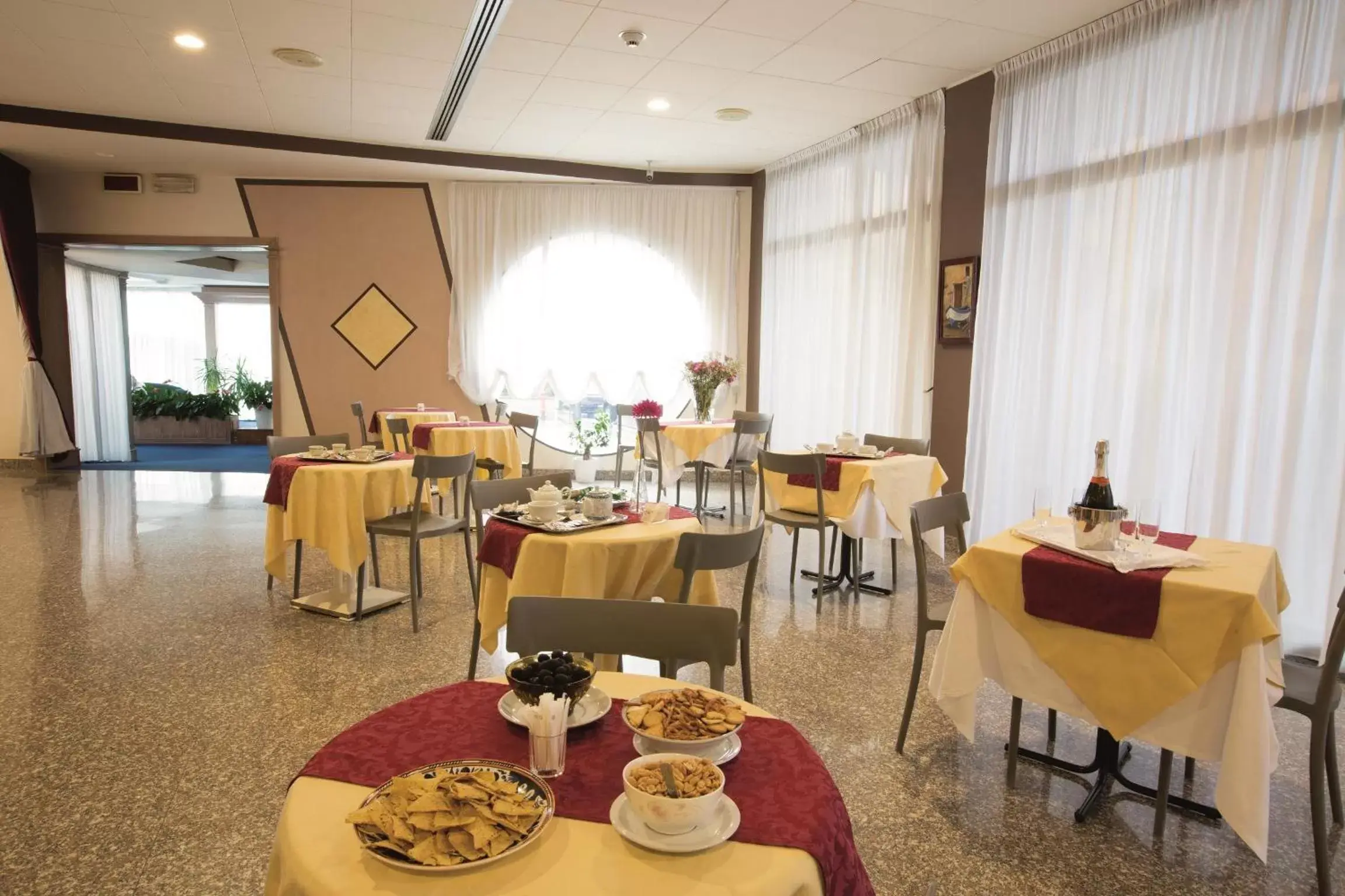 Restaurant/Places to Eat in iH Hotels Milano St. John