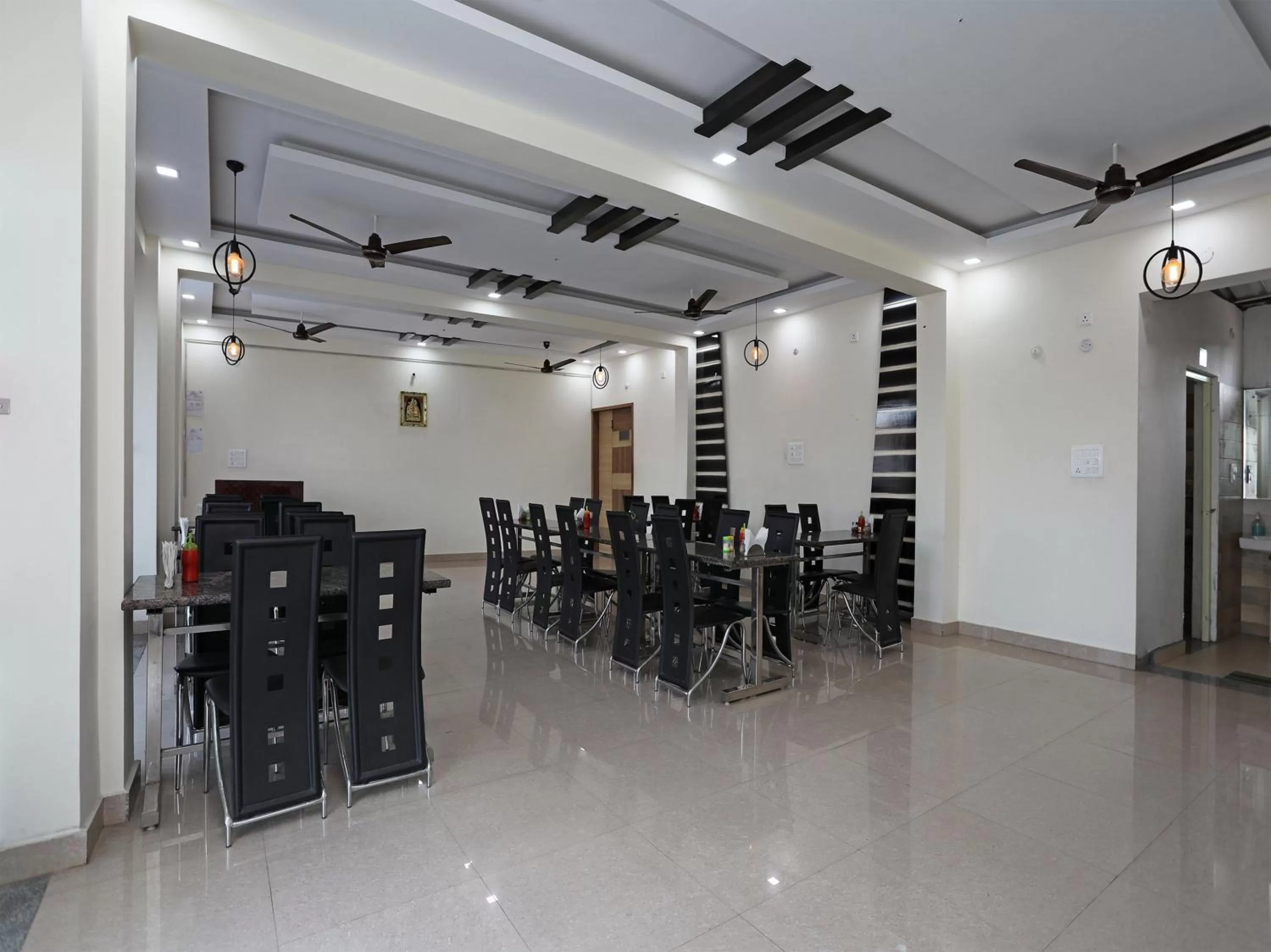 Restaurant/places to eat in Hotel KSS Inn