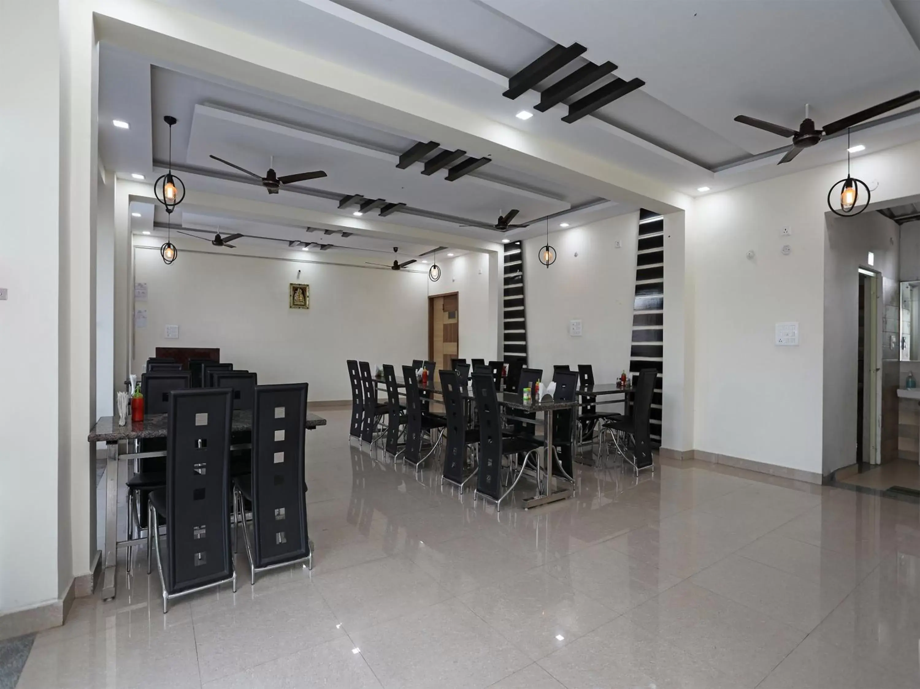 Restaurant/places to eat in Hotel KSS Inn Restaurant/places to eat in Hotel KSS Inn