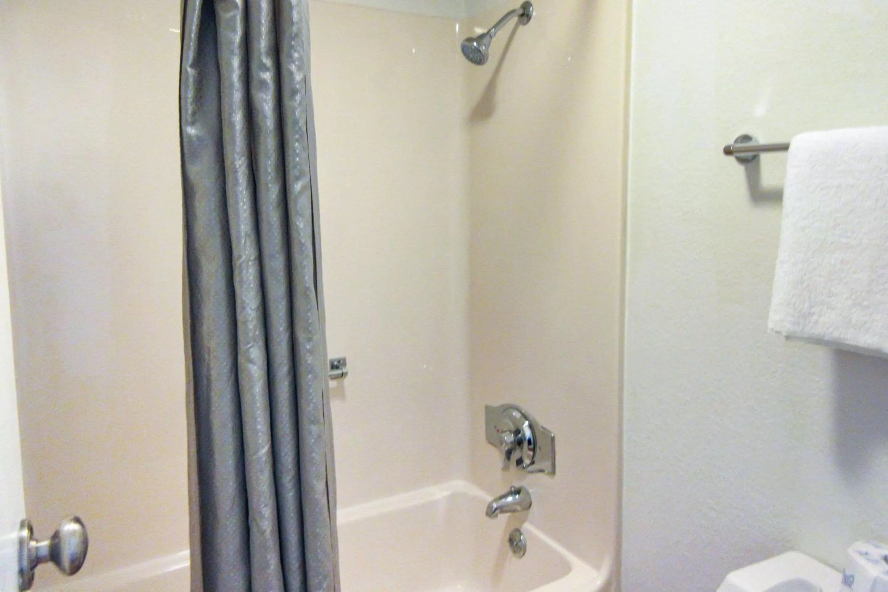 Bathroom in Rodeway Inn Altoona Orchard Plaza