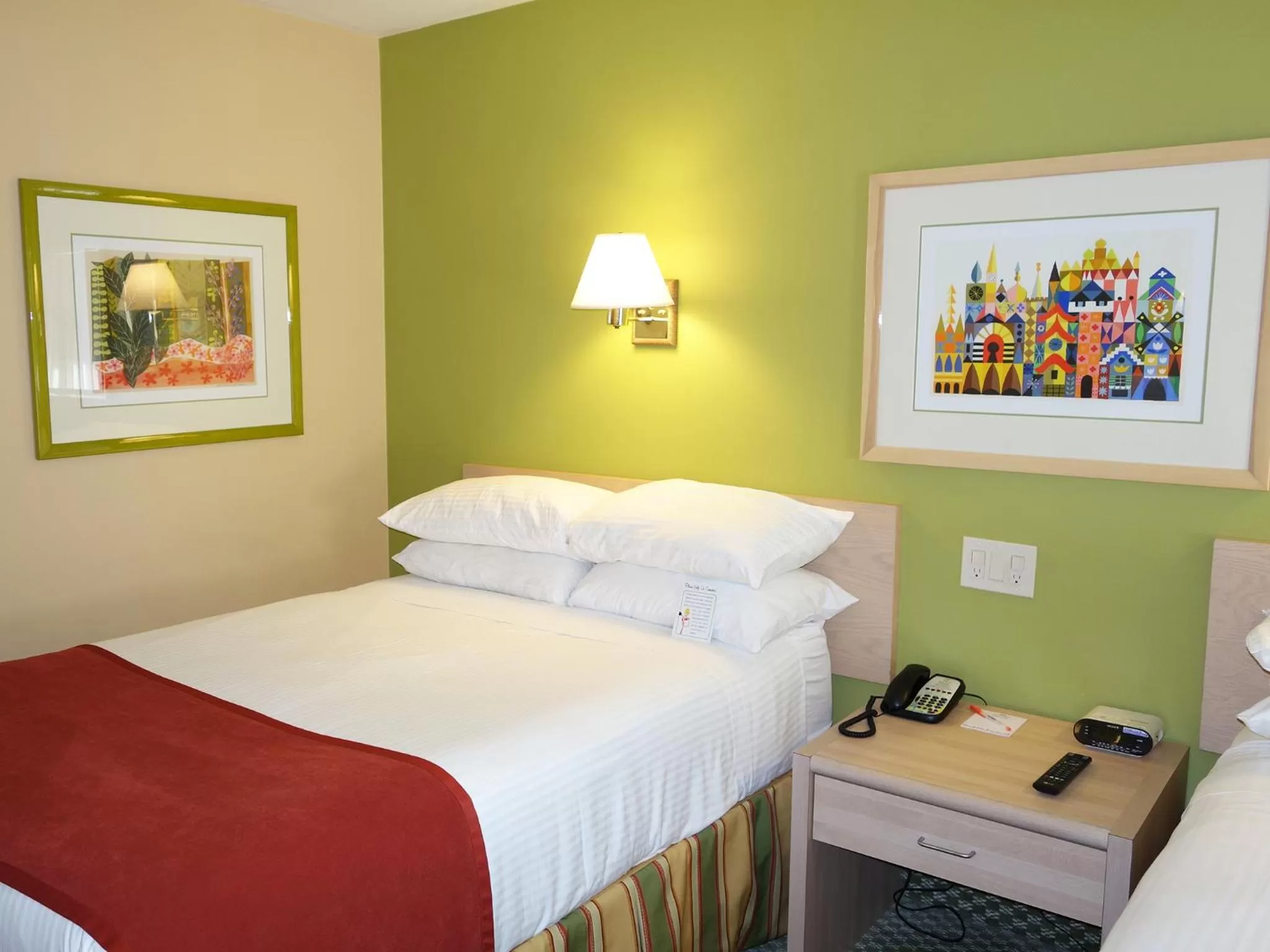 Bedroom, Bed in Howard Johnson by Wyndham Anaheim Hotel and Water Playground