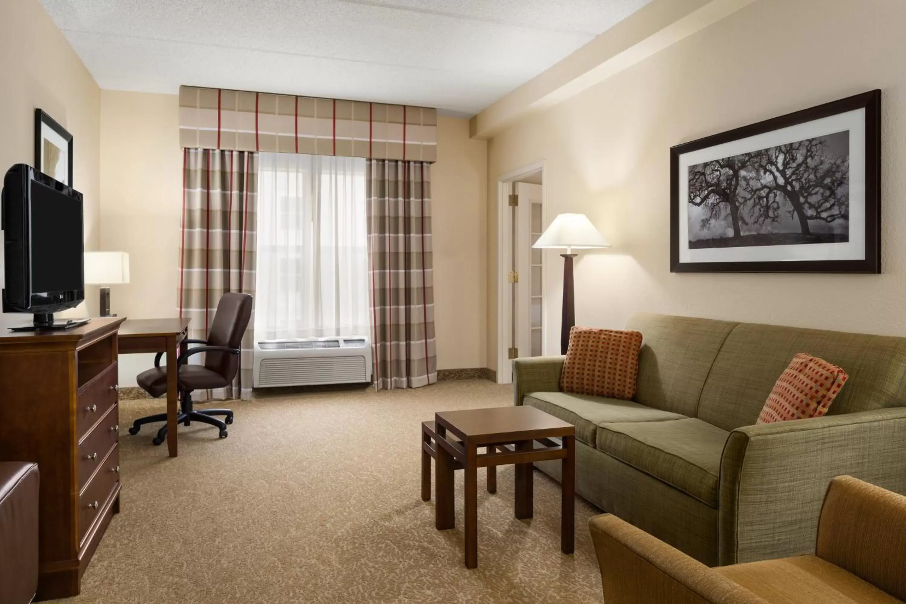 Living room, Seating Area in Country Inn & Suites by Radisson, Anderson, SC